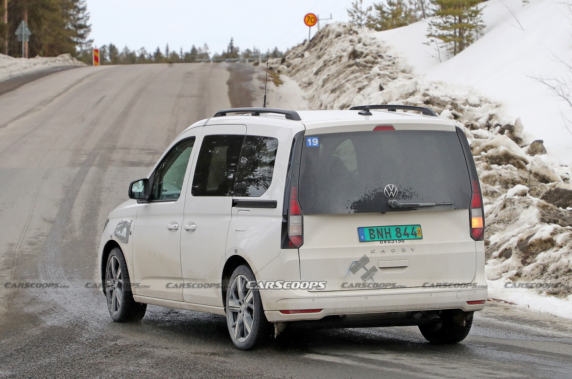 Volkswagen Caddy'nin şarj edilebilir hibrit versiyonu test edilirken görüntülendi