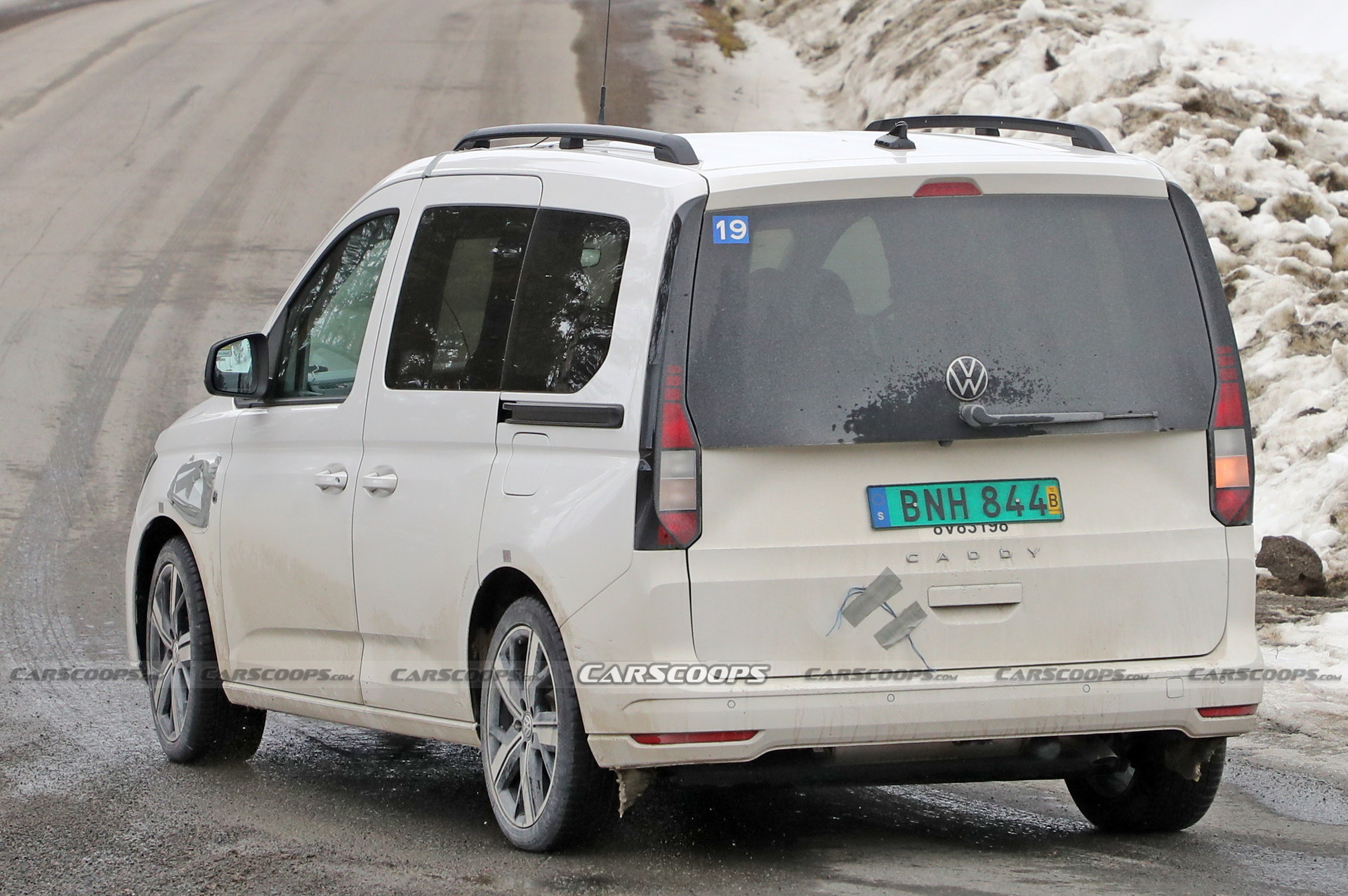 Volkswagen Caddy'nin şarj edilebilir hibrit versiyonu test edilirken görüntülendi