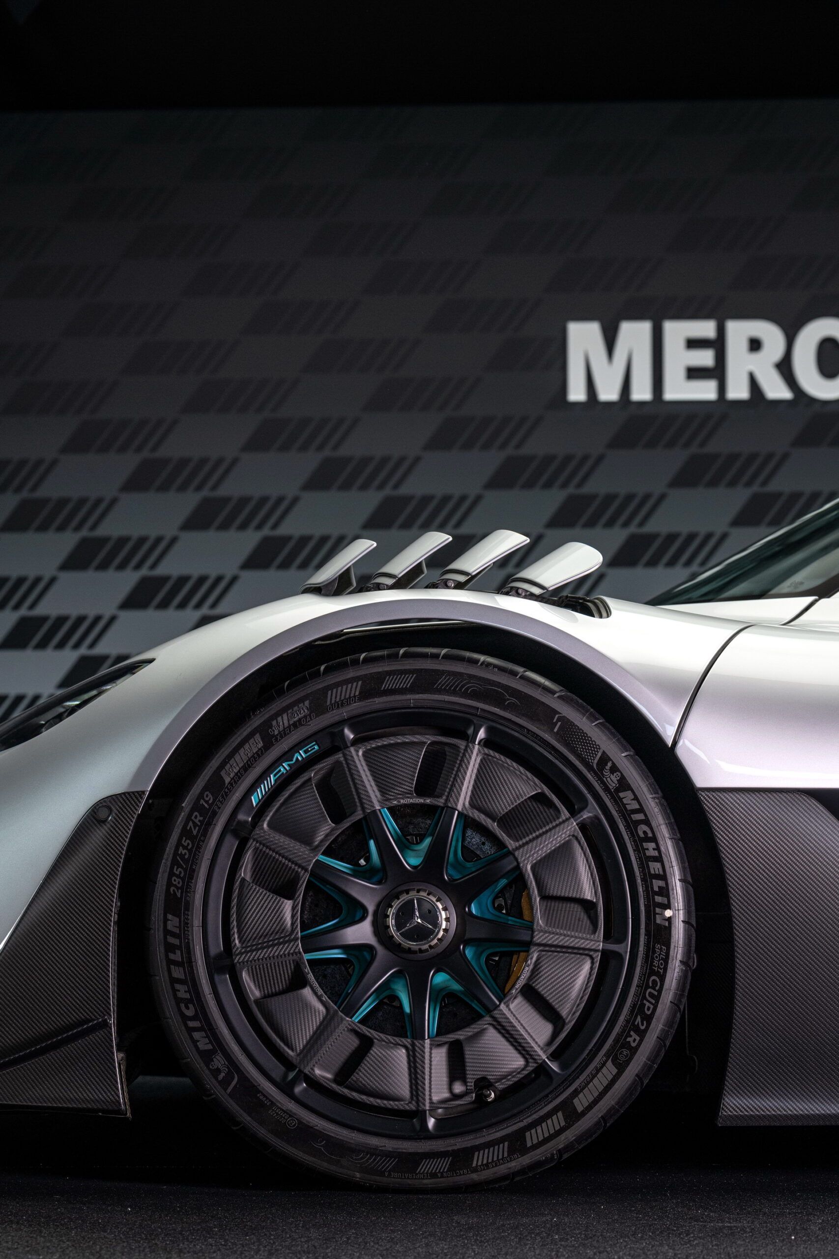 Mercedes-AMG One, 1049 beygirlik hibrit sistemiyle sahnede