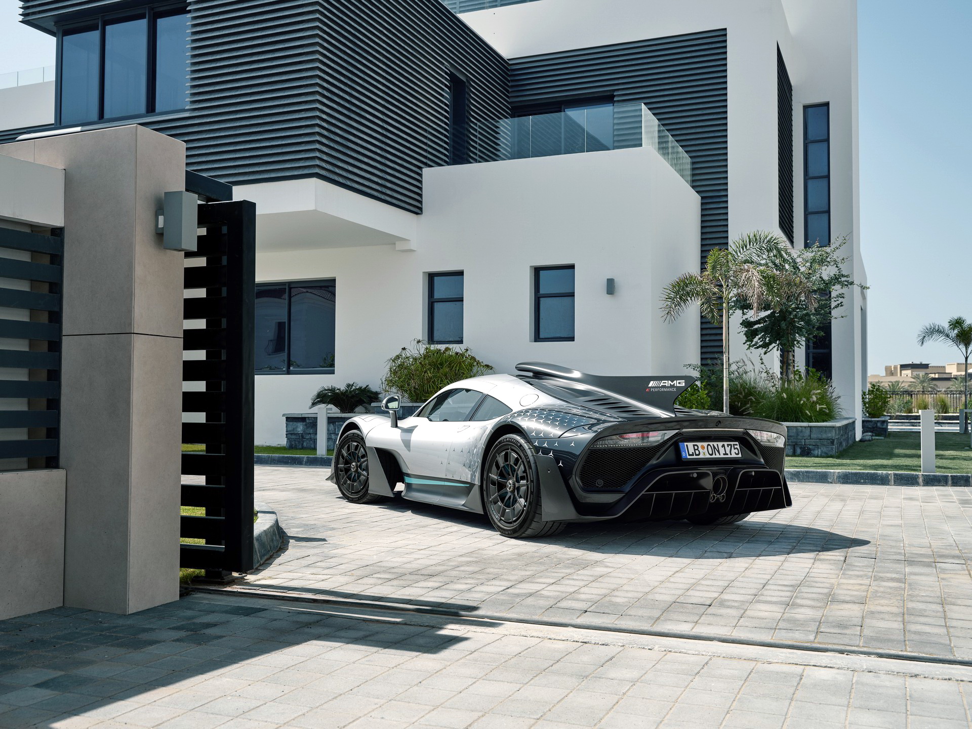 Mercedes-AMG One, 1049 beygirlik hibrit sistemiyle sahnede