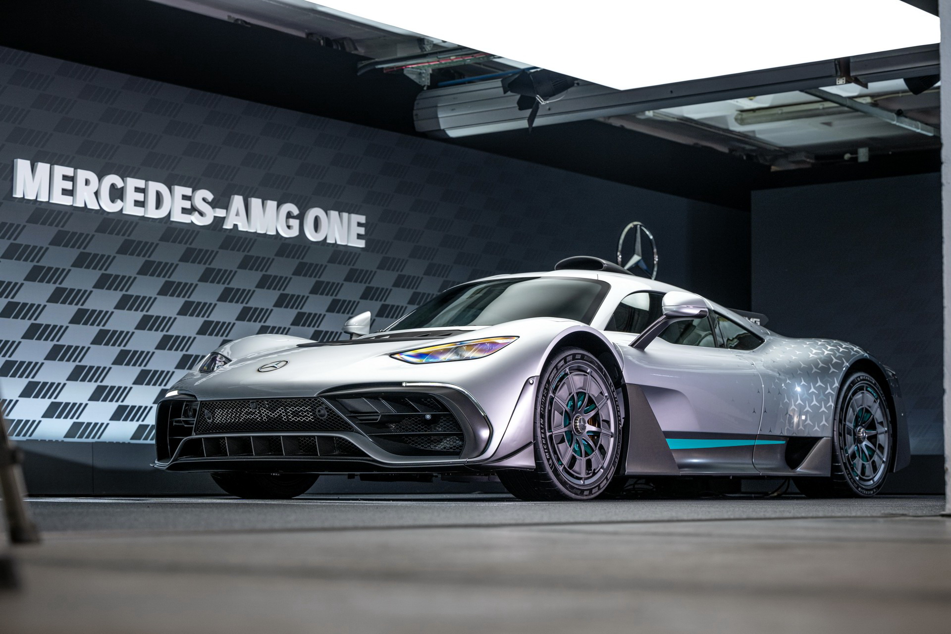 Mercedes-AMG One, 1049 beygirlik hibrit sistemiyle sahnede