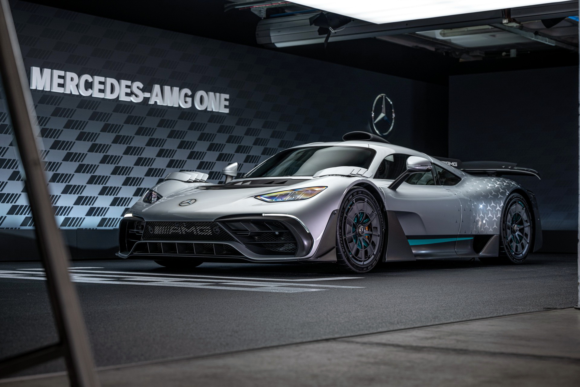 Mercedes-AMG One, 1049 beygirlik hibrit sistemiyle sahnede