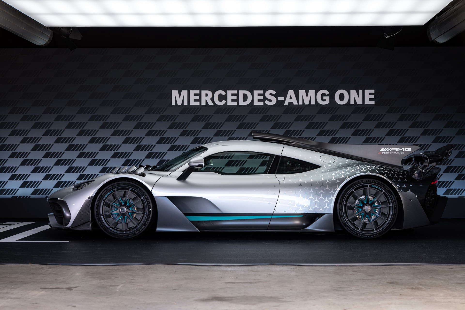 Mercedes-AMG One, 1049 beygirlik hibrit sistemiyle sahnede