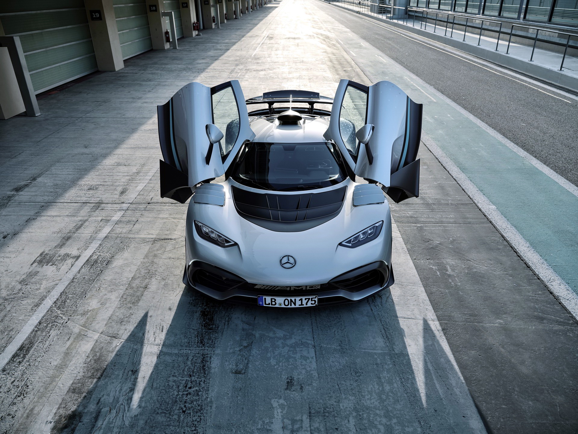 Mercedes-AMG One, 1049 beygirlik hibrit sistemiyle sahnede