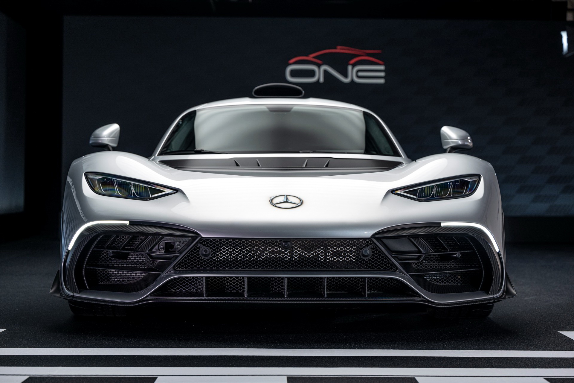 Mercedes-AMG One, 1049 beygirlik hibrit sistemiyle sahnede