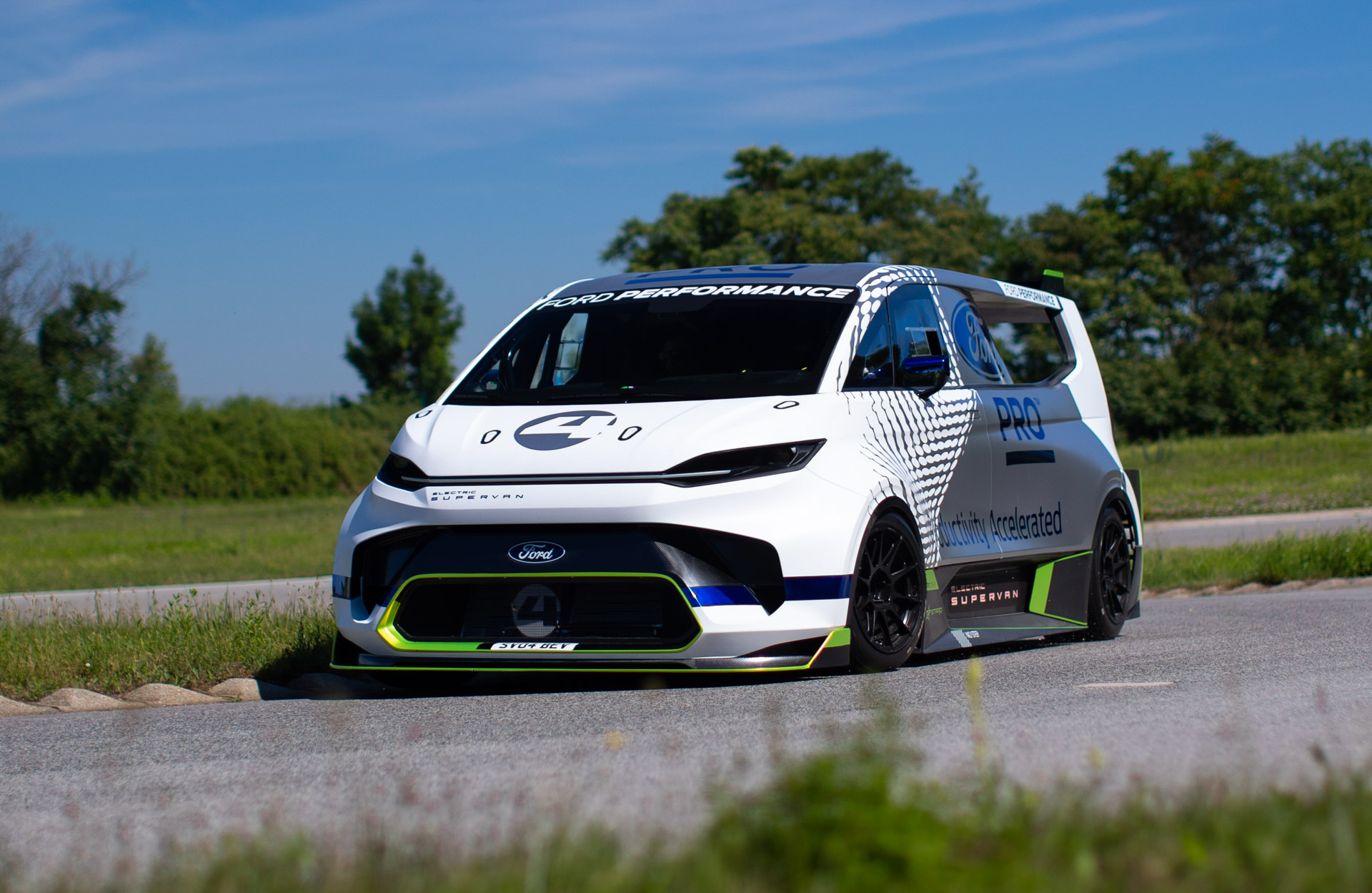 Yaklaşık 2000 beygir güce sahip Ford Electric SuperVan, Goodwood'da yarışacak