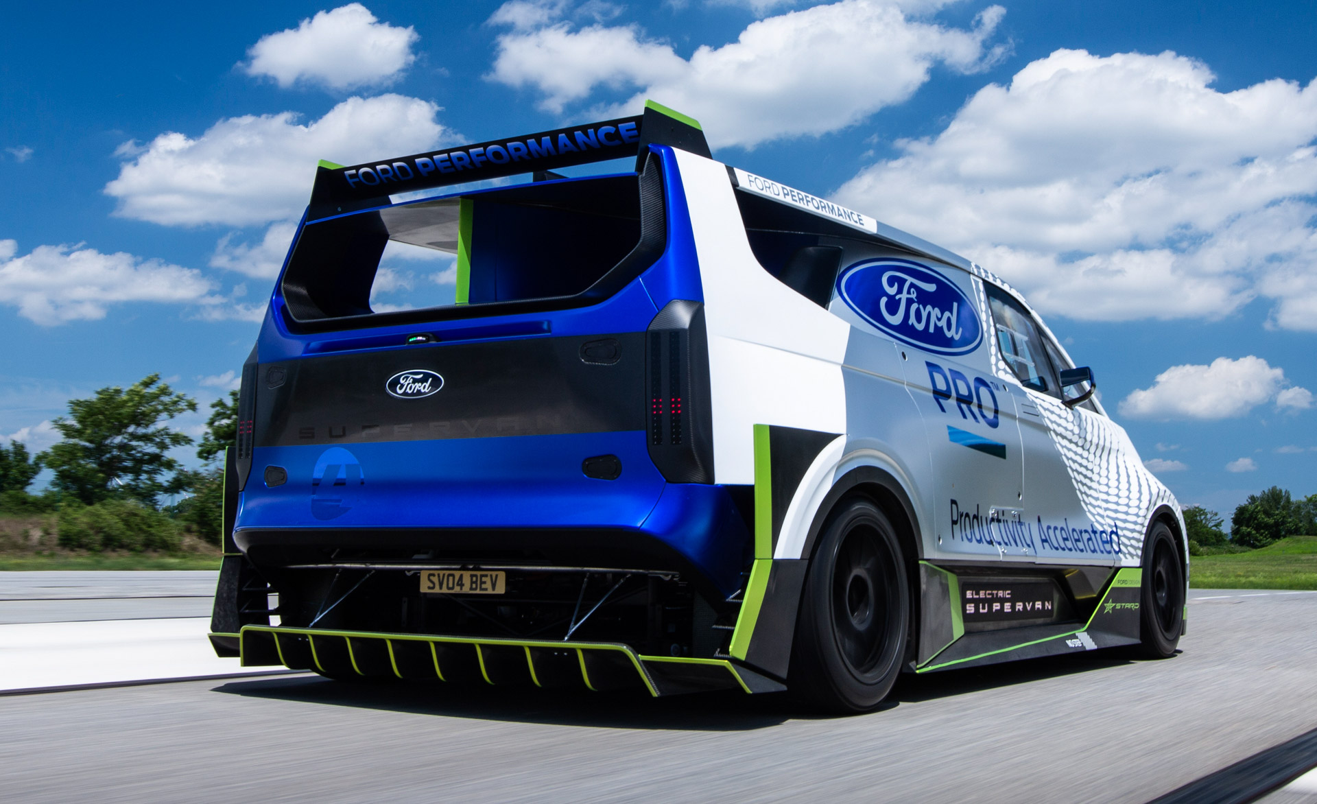 Yaklaşık 2000 beygir güce sahip Ford Electric SuperVan, Goodwood'da yarışacak