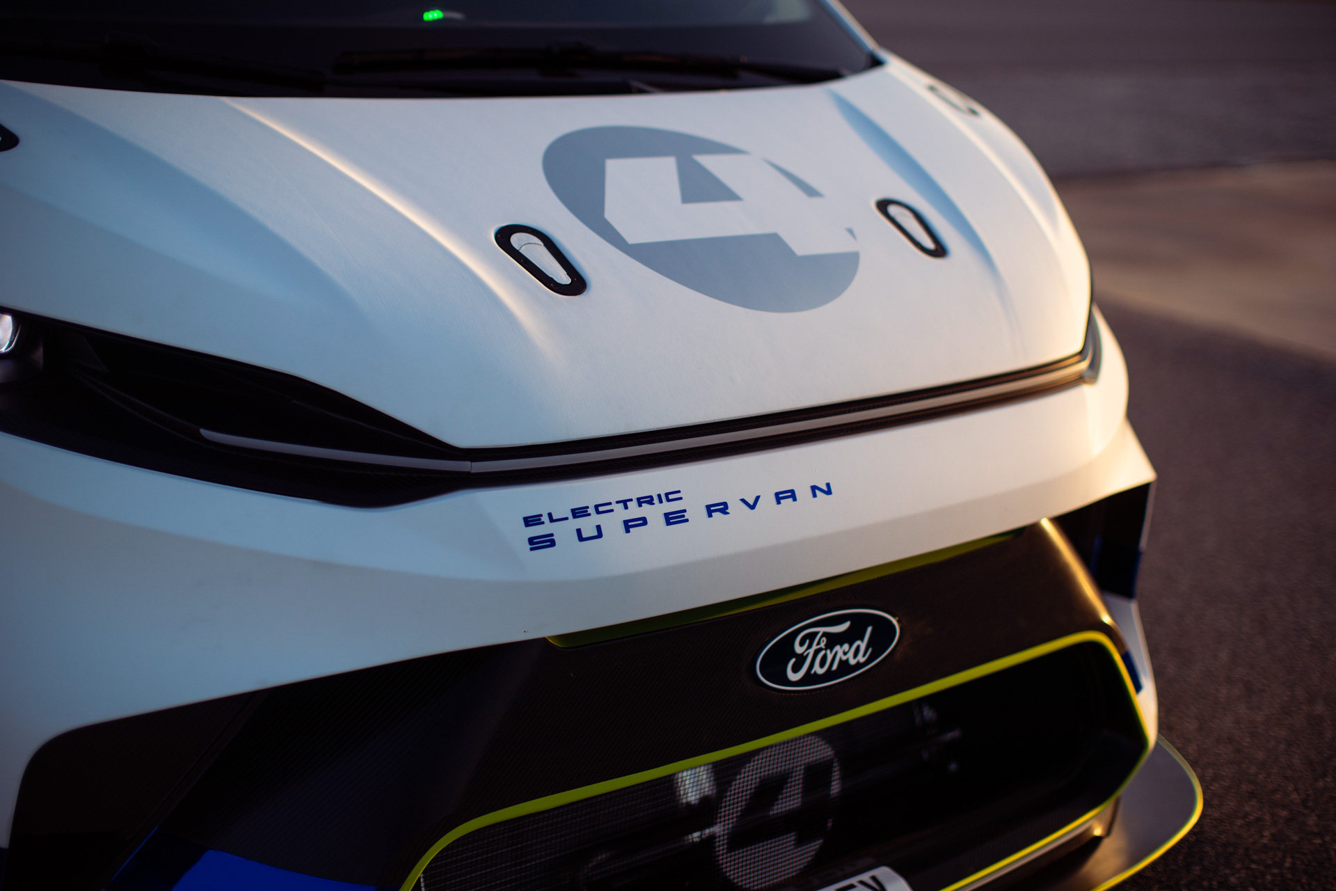 Yaklaşık 2000 beygir güce sahip Ford Electric SuperVan, Goodwood'da yarışacak