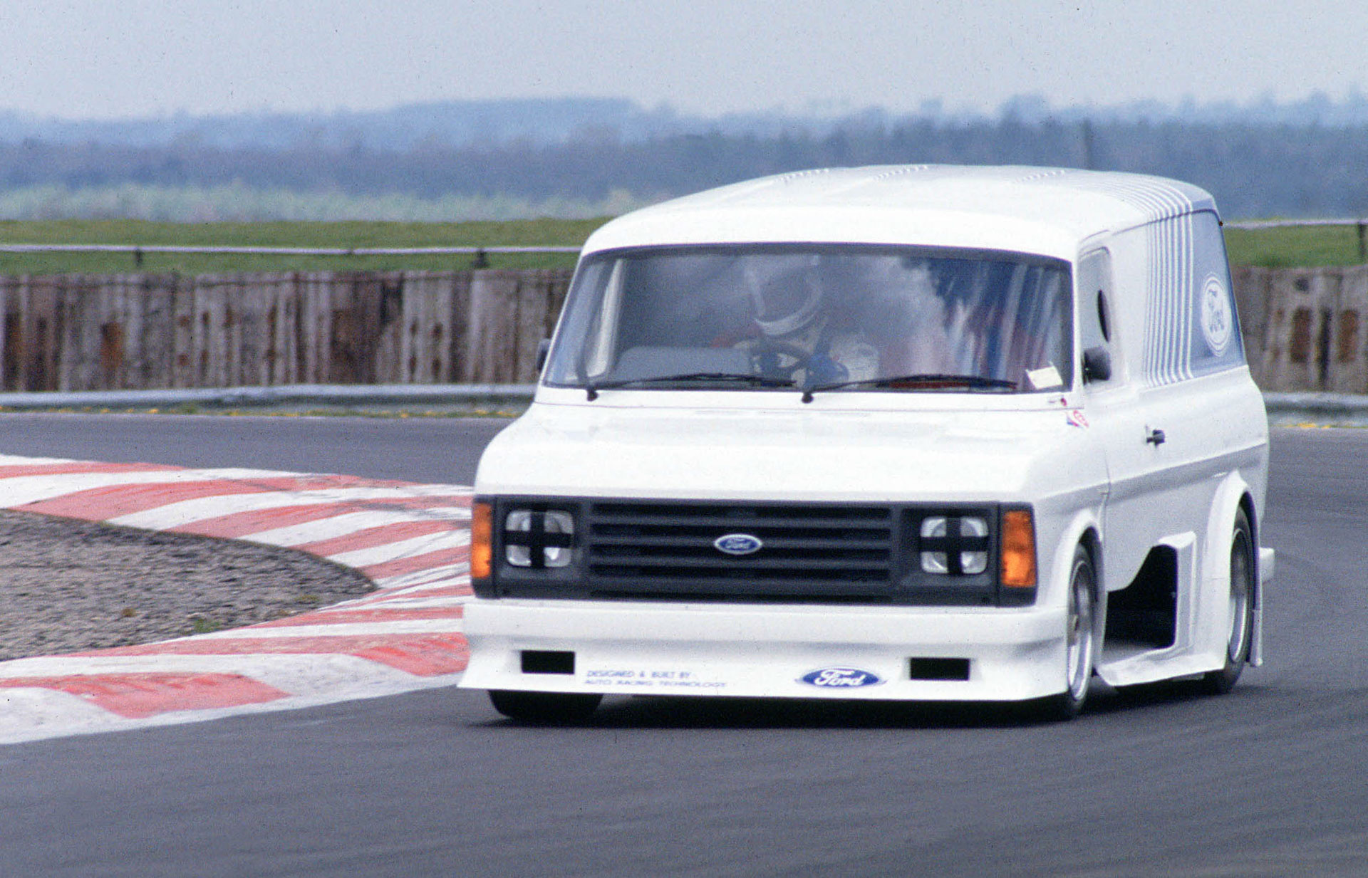 Yaklaşık 2000 beygir güce sahip Ford Electric SuperVan, Goodwood'da yarışacak