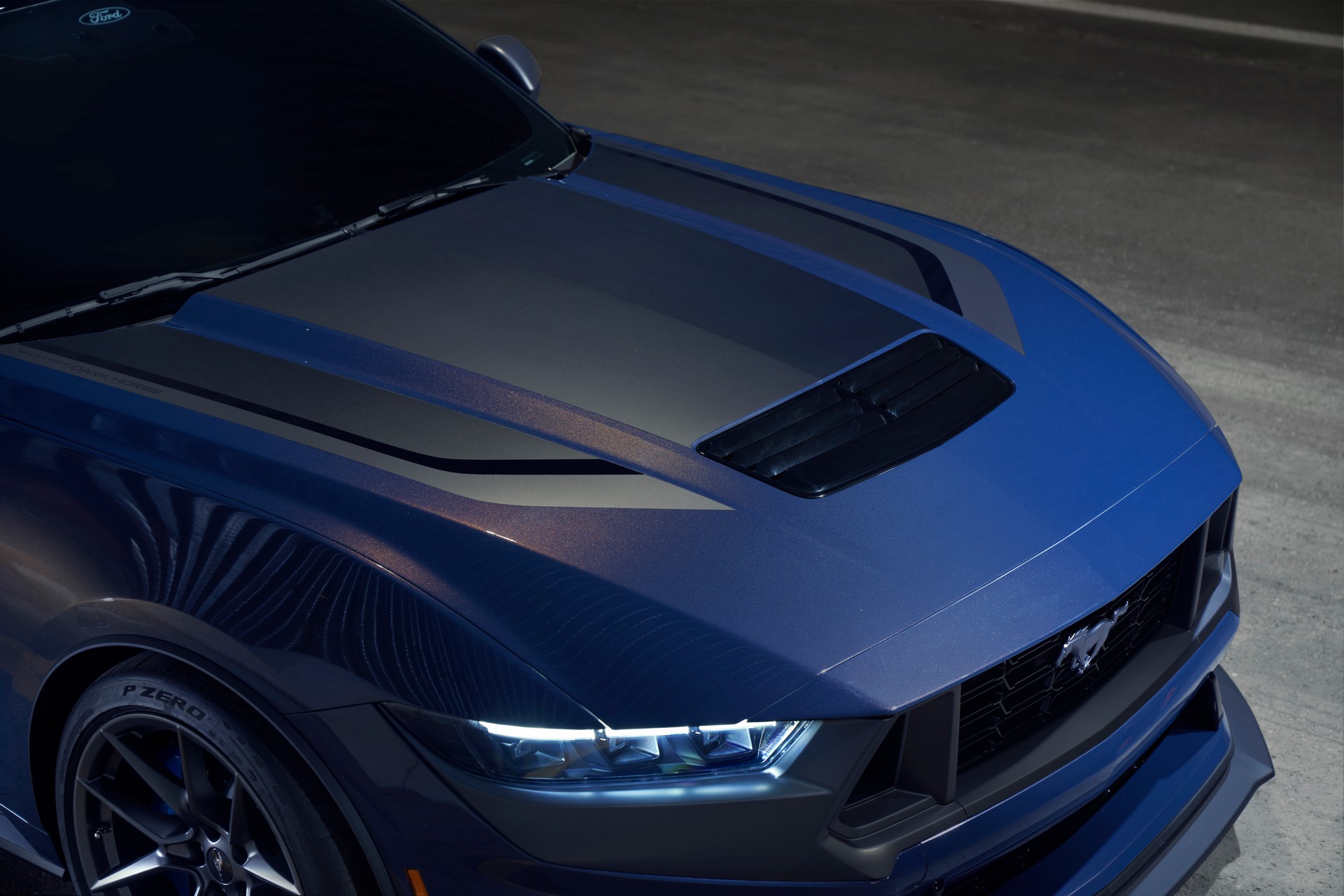 Yeni Mustang ailesinin üst düzey üyesi: 2023 Ford Mustang Dark Horse
