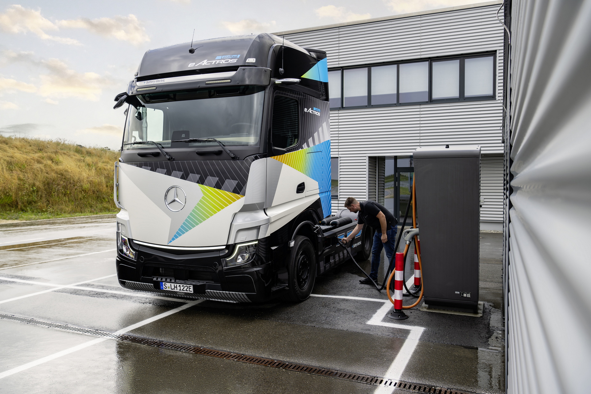 Mercedes, elektrikli çekicisi eActros LongHaul'u tanıttı: 500 km menzil ve daha fazlası