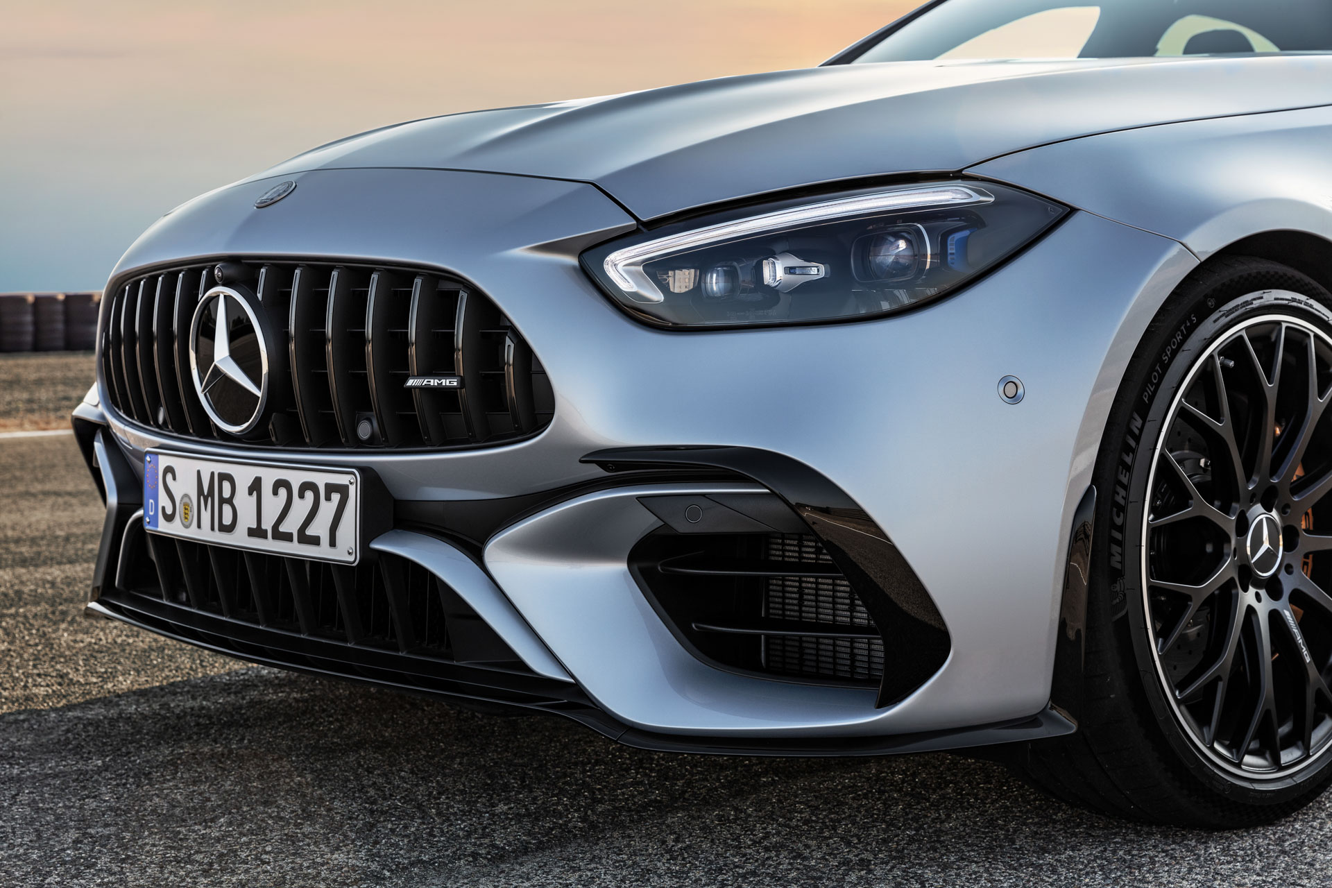 2023 Mercedes-AMG C63 S tanıtıldı! V8'in yerini 680 beygirlik hibrit sistem aldı