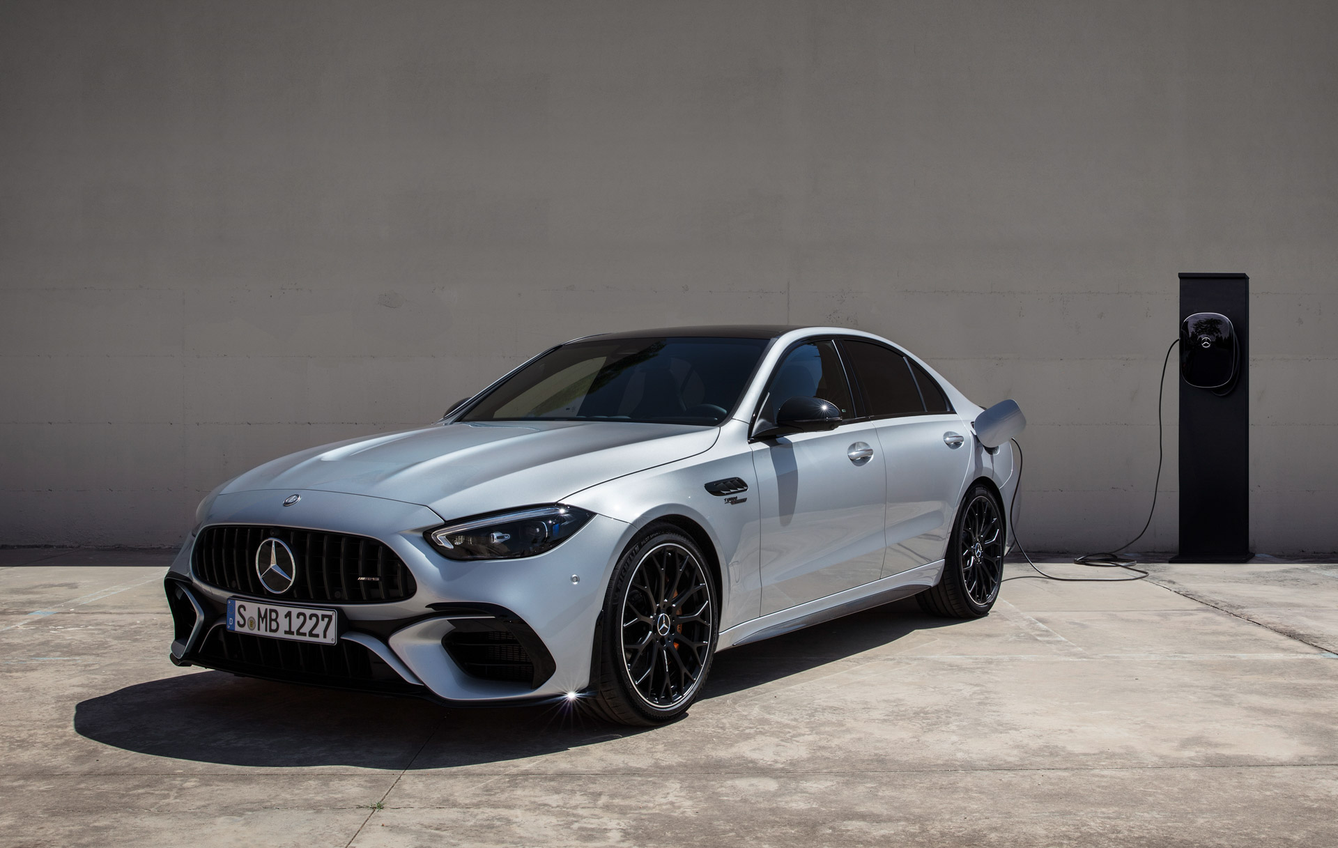 2023 Mercedes-AMG C63 S tanıtıldı! V8'in yerini 680 beygirlik hibrit sistem aldı