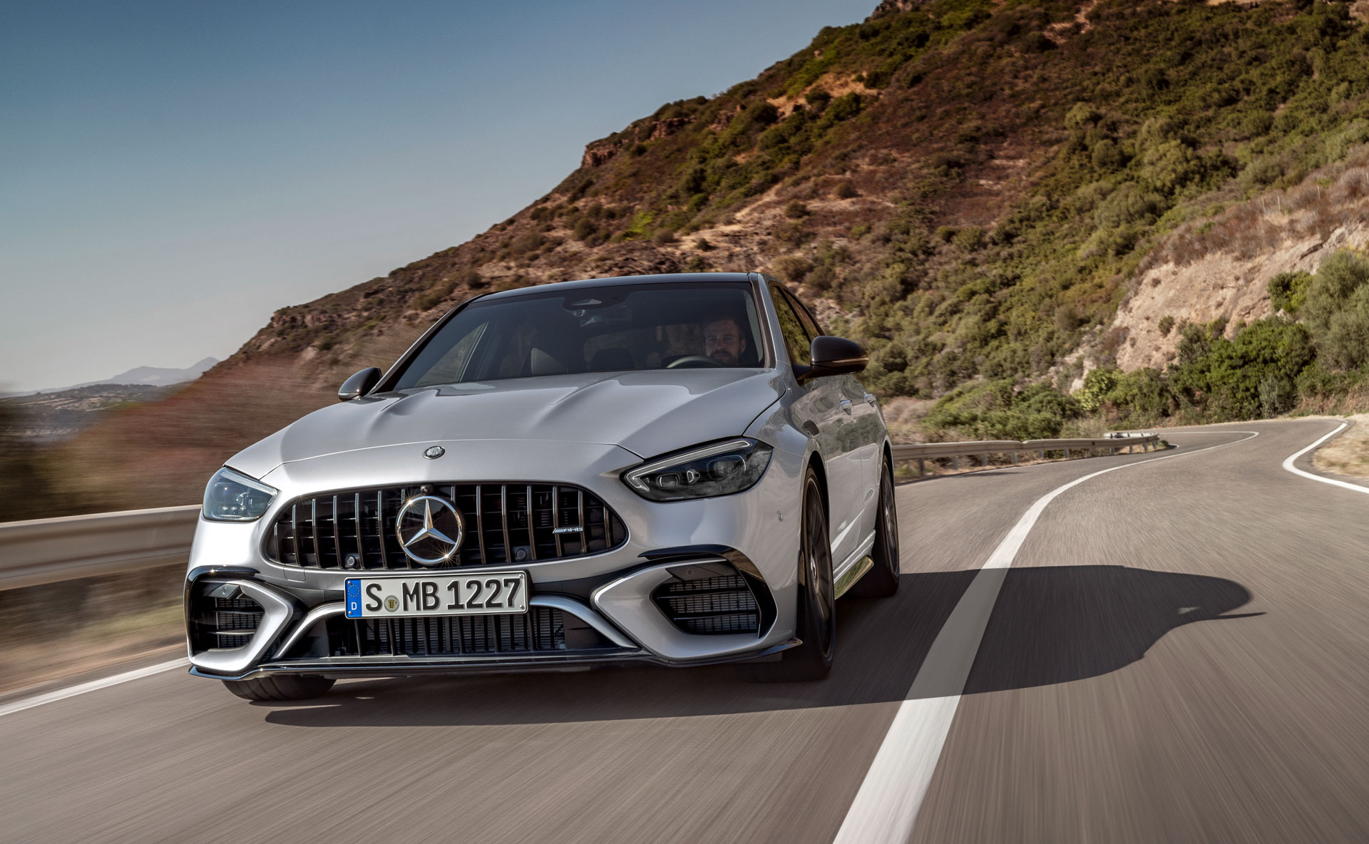 2023 Mercedes-AMG C63 S tanıtıldı! V8'in yerini 680 beygirlik hibrit sistem aldı