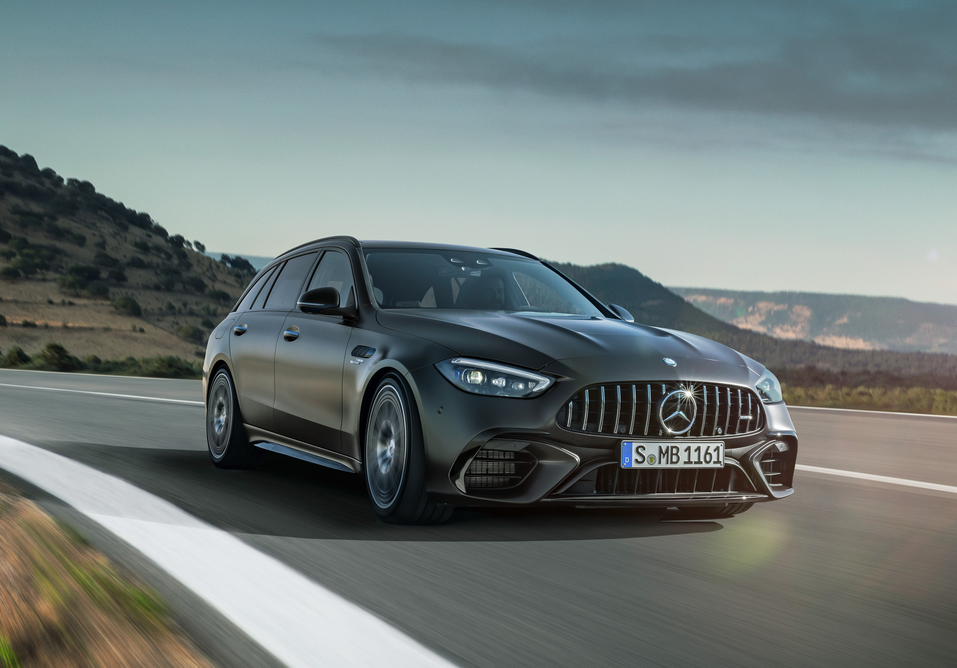 2023 Mercedes-AMG C63 S tanıtıldı! V8'in yerini 680 beygirlik hibrit sistem aldı