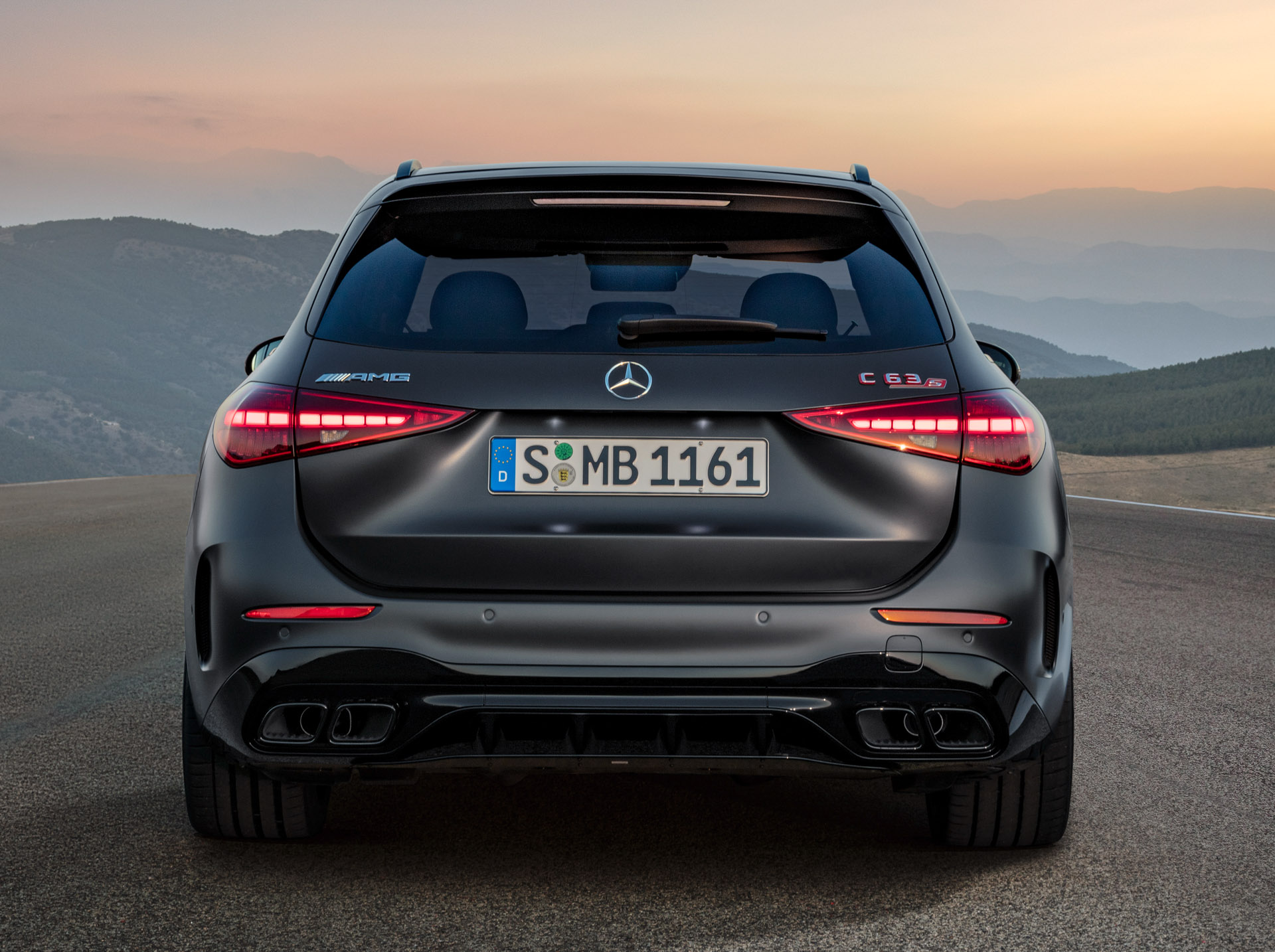 2023 Mercedes-AMG C63 S tanıtıldı! V8'in yerini 680 beygirlik hibrit sistem aldı