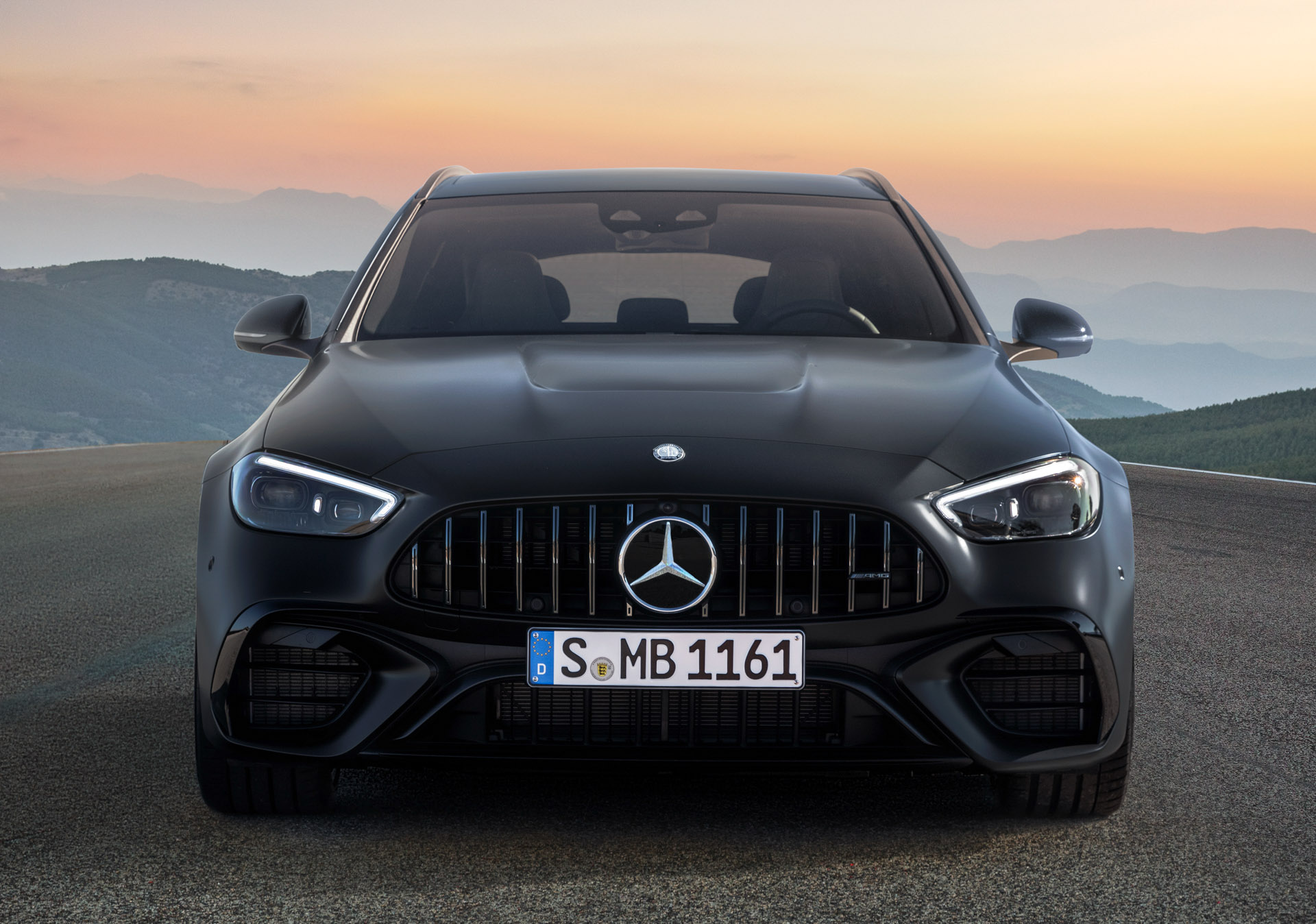 2023 Mercedes-AMG C63 S tanıtıldı! V8'in yerini 680 beygirlik hibrit sistem aldı