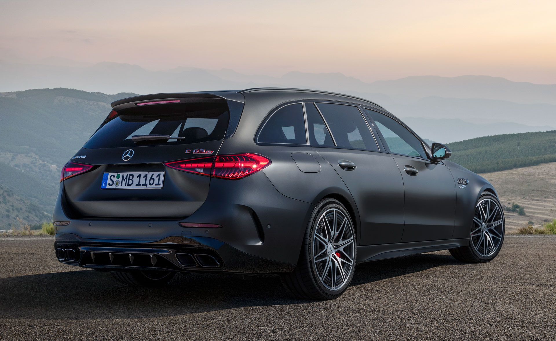 2023 Mercedes-AMG C63 S tanıtıldı! V8'in yerini 680 beygirlik hibrit sistem aldı