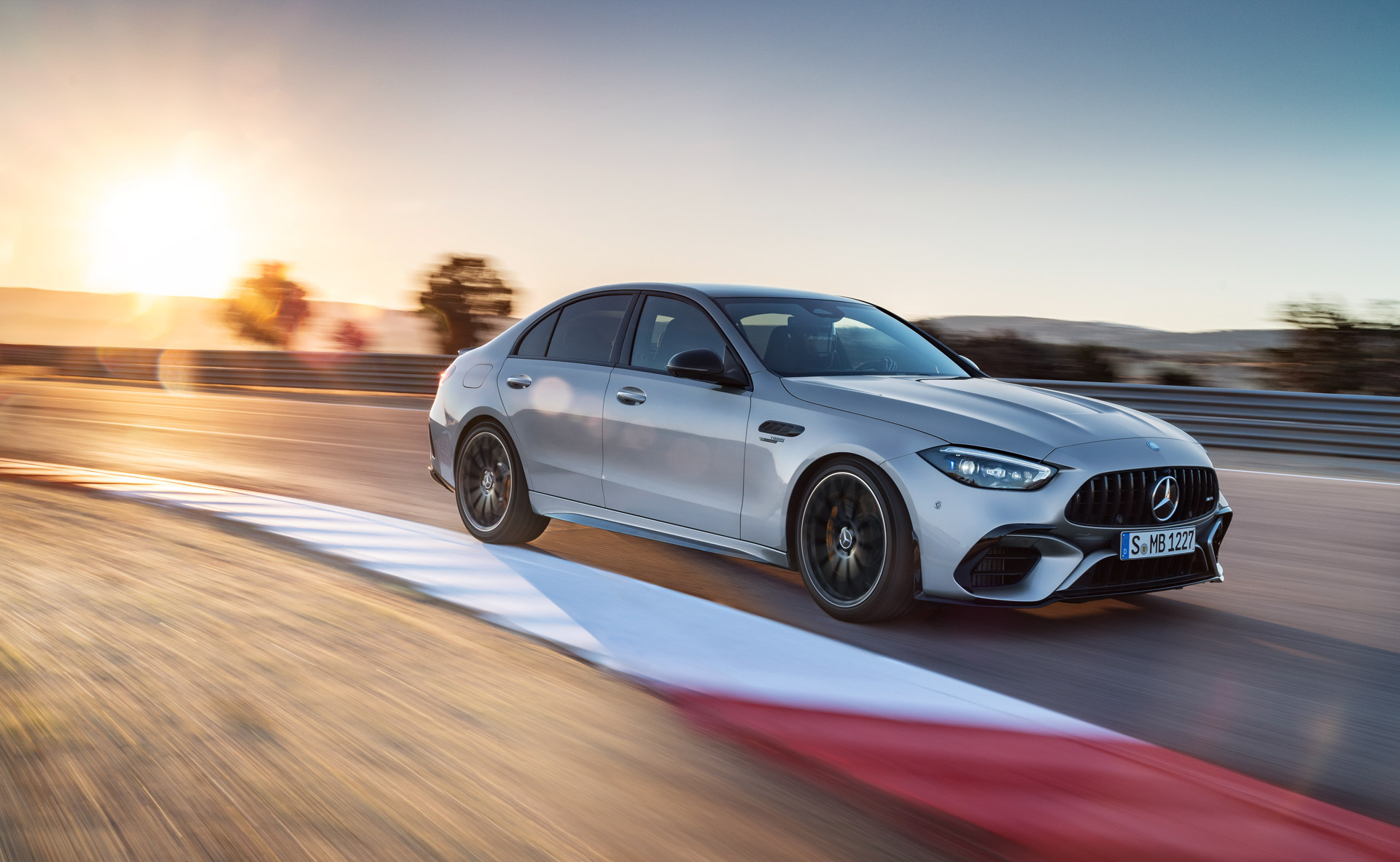 2023 Mercedes-AMG C63 S tanıtıldı! V8'in yerini 680 beygirlik hibrit sistem aldı