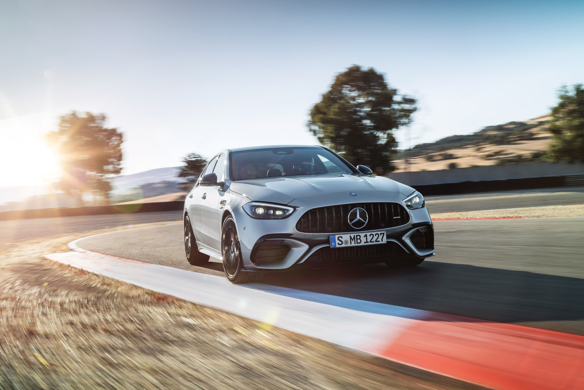 2023 Mercedes-AMG C63 S tanıtıldı! V8'in yerini 680 beygirlik hibrit sistem aldı