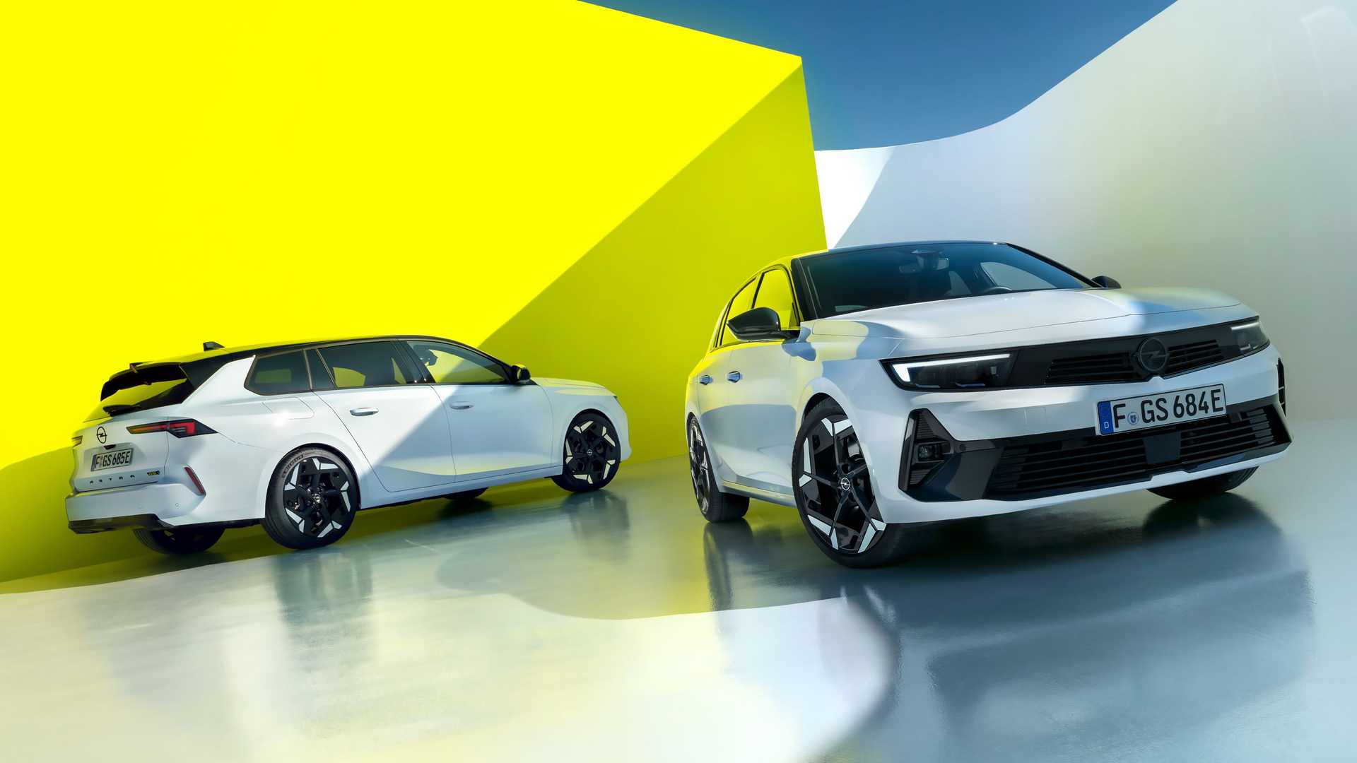 Yeni Opel Astra GSe, 225 beygirlik hibrit sistemiyle tanıtıldı