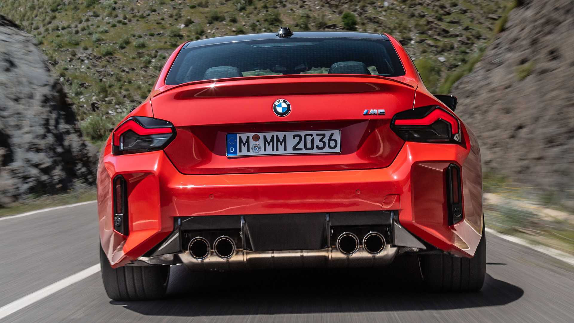 Yeni 2023 BMW M2 tanıtıldı: Yeni tasarım ve 460 hp güç