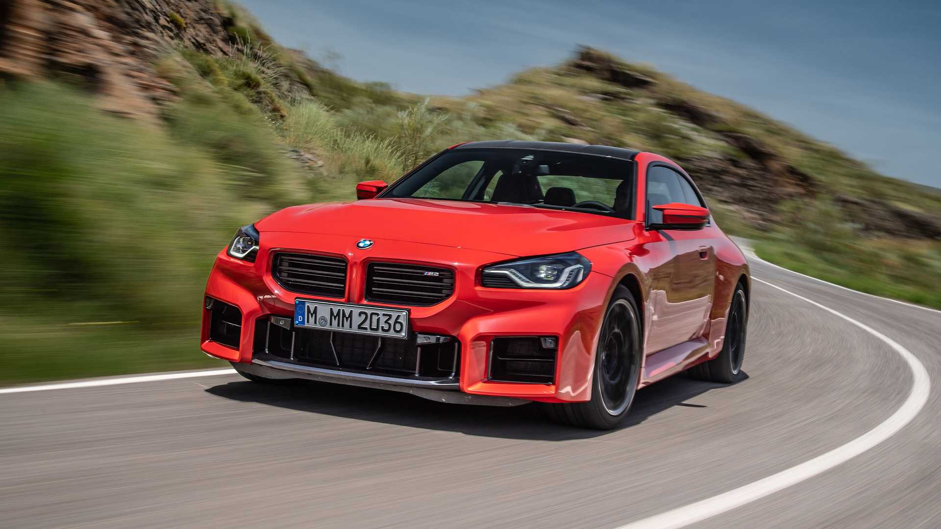 Yeni 2023 BMW M2 tanıtıldı: Yeni tasarım ve 460 hp güç