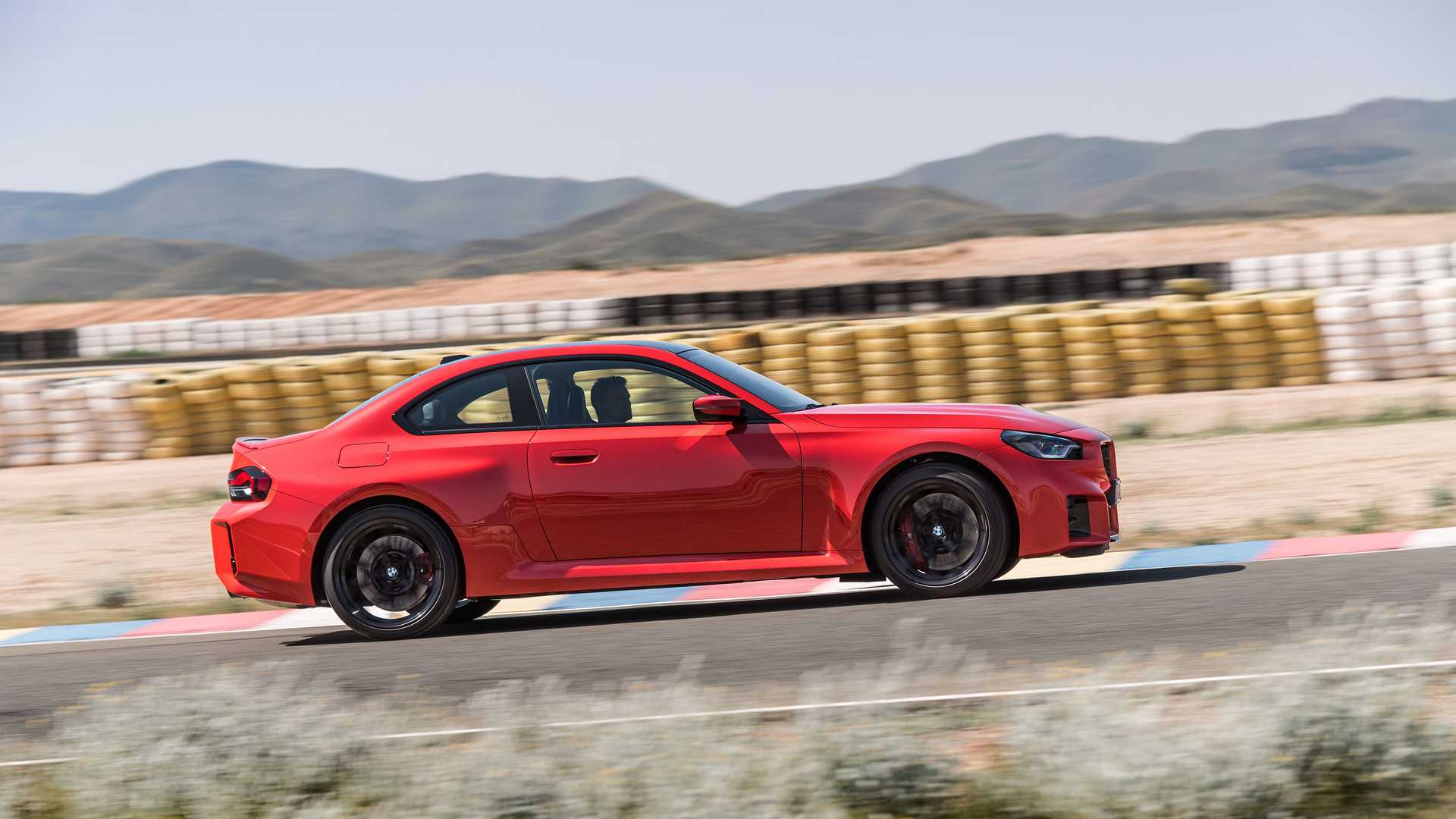 Yeni 2023 BMW M2 tanıtıldı: Yeni tasarım ve 460 hp güç