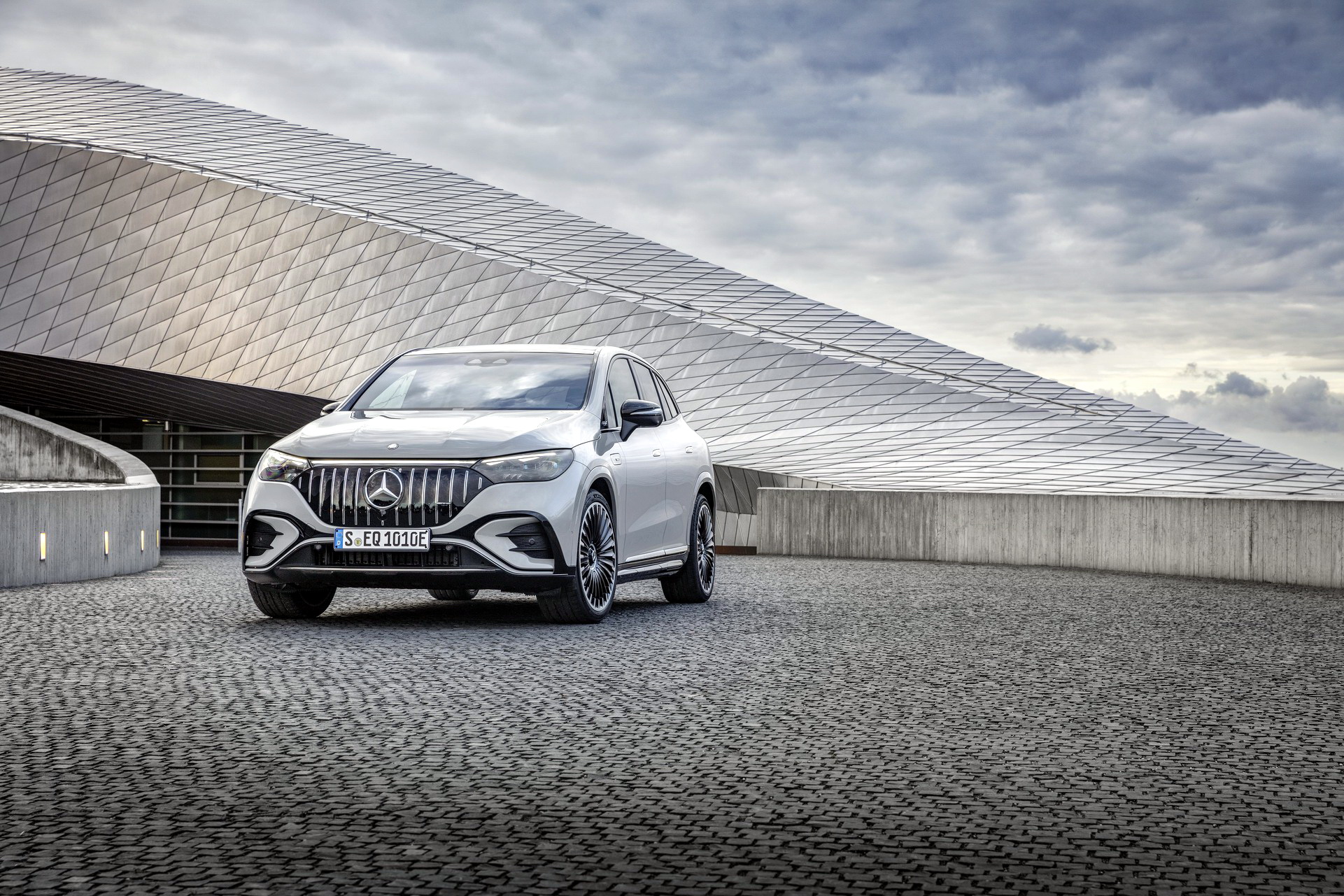 Mercedes-AMG'nin 687 hp'lik ilk tam elektrikli performans SUV'u: İşte yeni AMG EQE SUV ve özellikleri