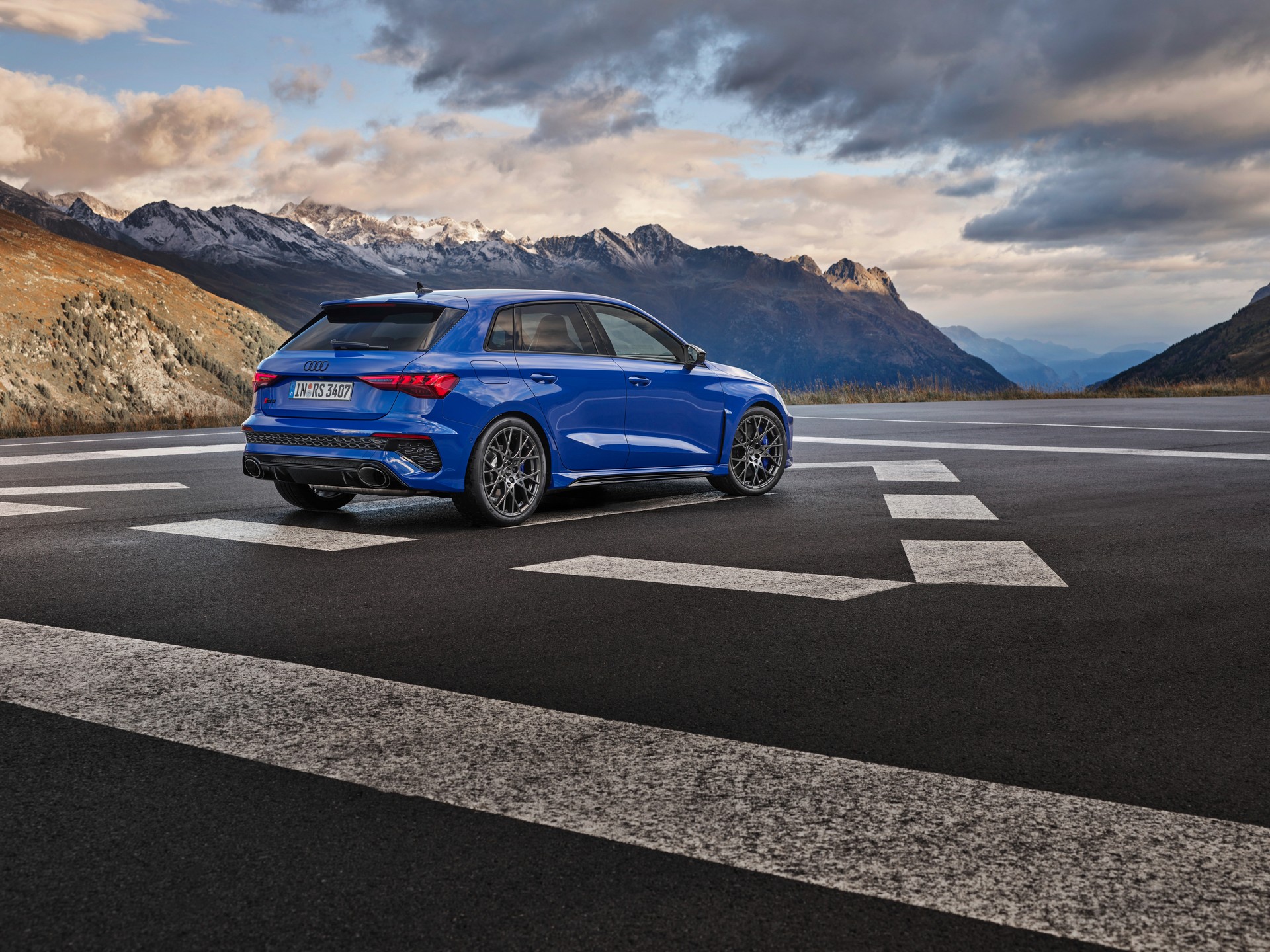 2023 Audi RS3 Performance Edition tanıtıldı: 300 km/s son hız ve daha fazla güç