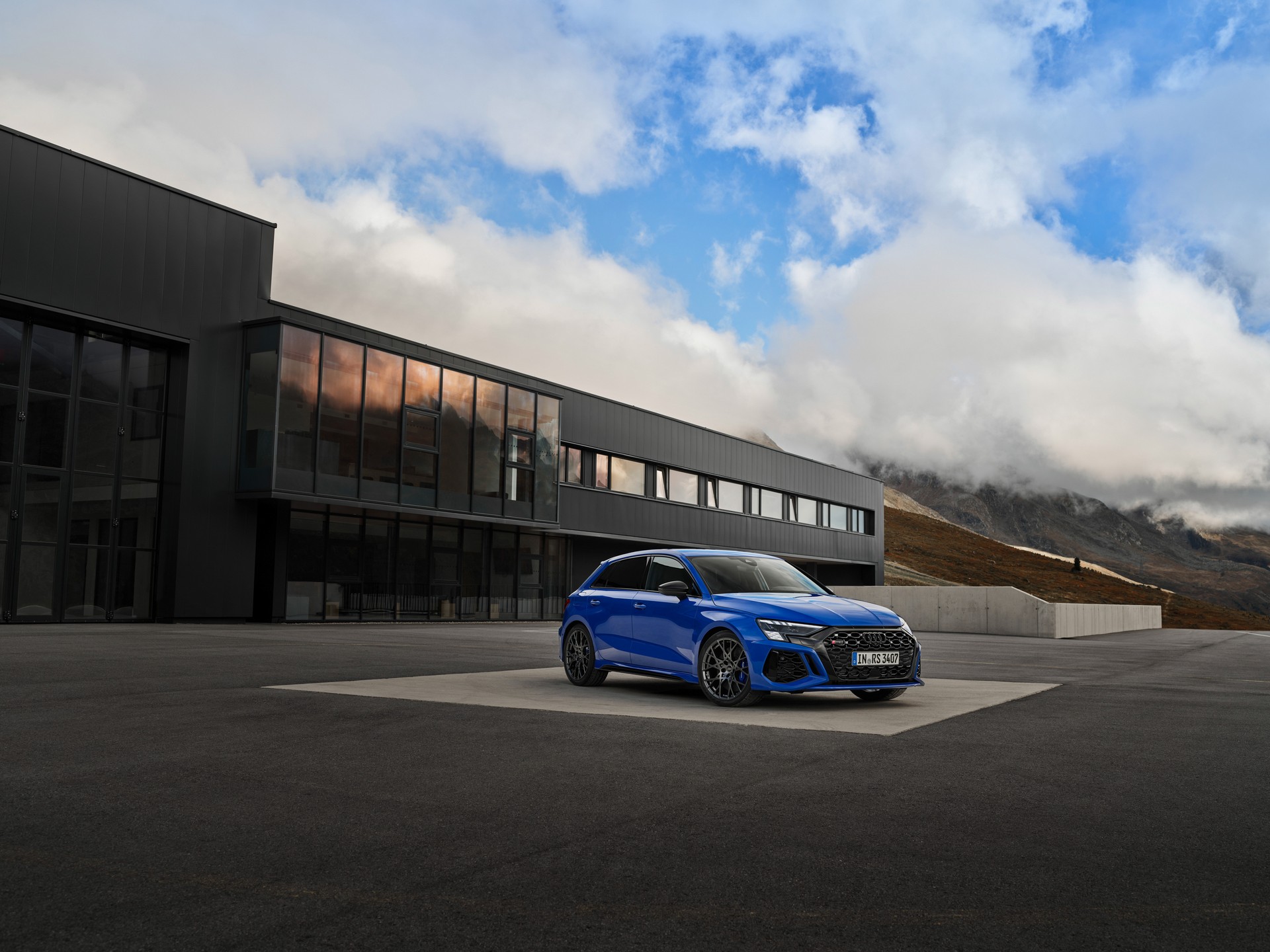 2023 Audi RS3 Performance Edition tanıtıldı: 300 km/s son hız ve daha fazla güç