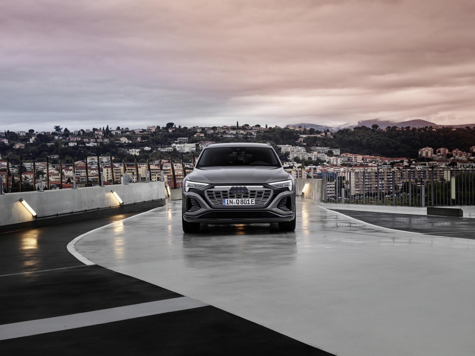 Yeni Audi Q8 e-tron elektrikli SUV, performanslı SQ8 versiyonuyla tanıtıldı