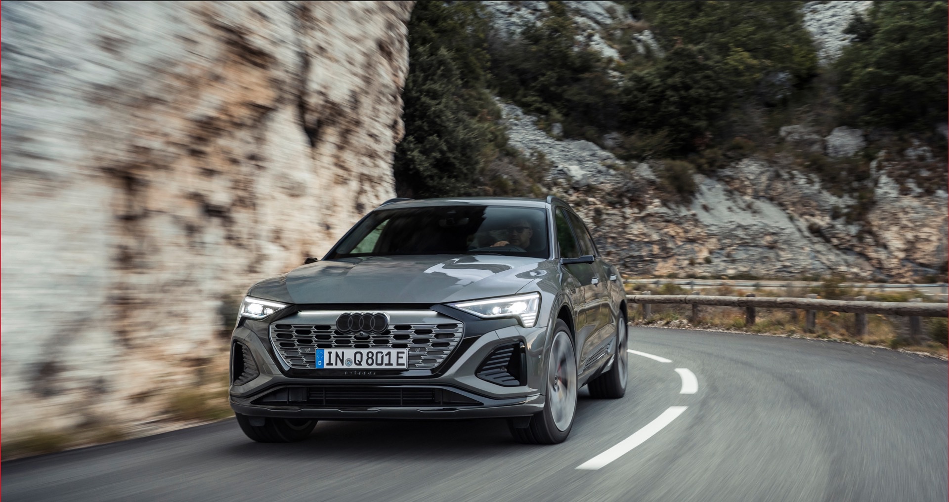 Yeni Audi Q8 e-tron elektrikli SUV, performanslı SQ8 versiyonuyla tanıtıldı