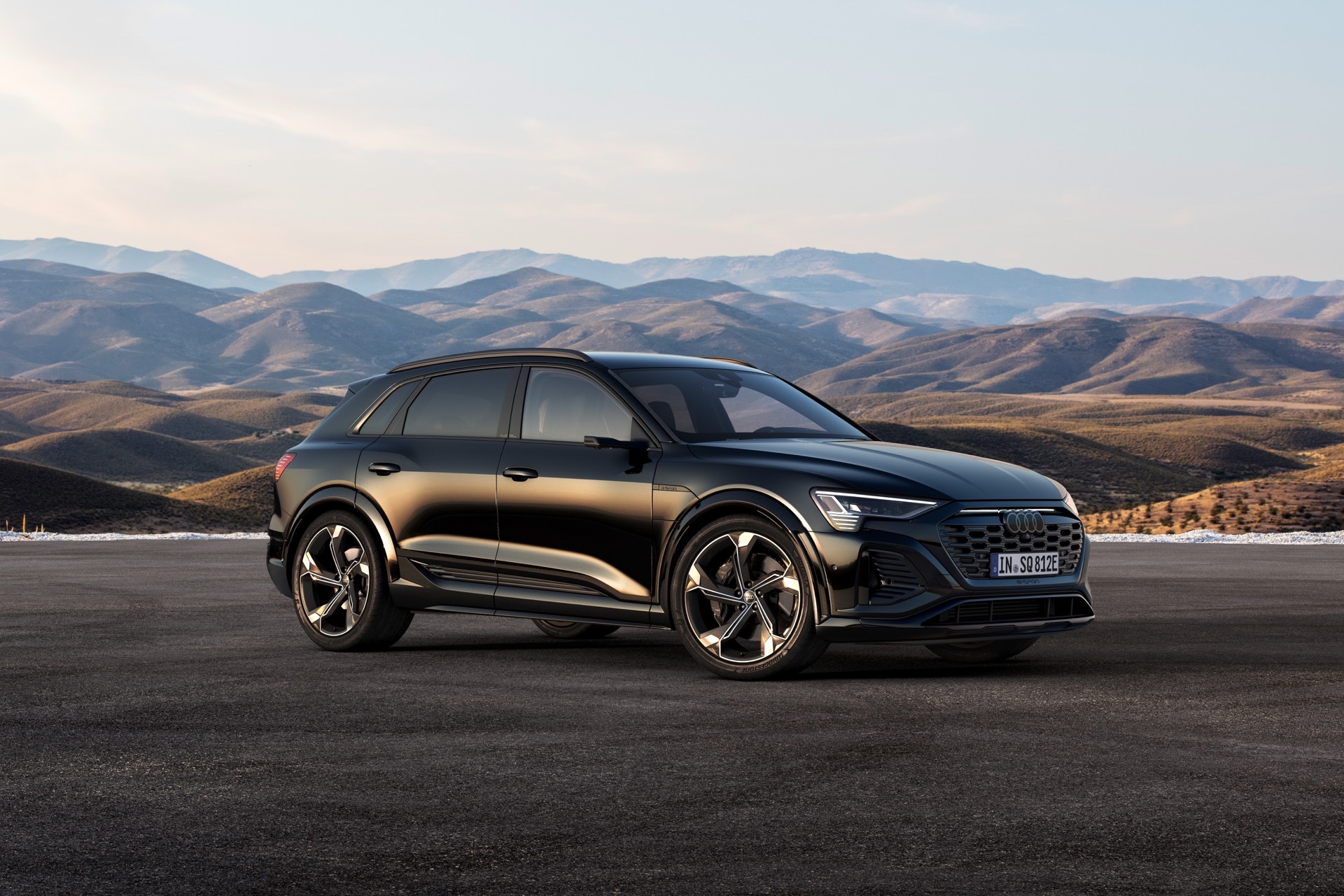 Yeni Audi Q8 e-tron elektrikli SUV, performanslı SQ8 versiyonuyla tanıtıldı