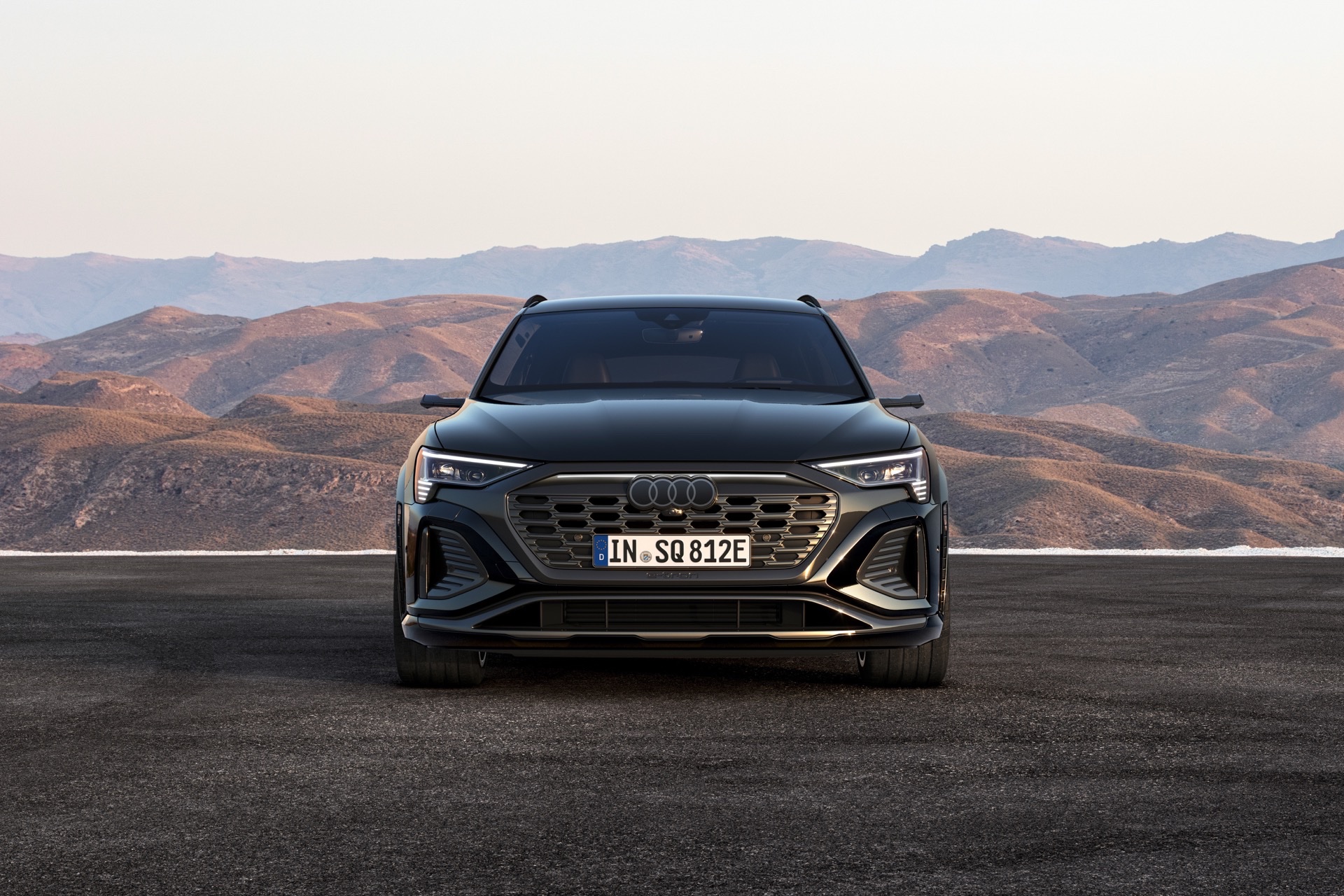 Yeni Audi Q8 e-tron elektrikli SUV, performanslı SQ8 versiyonuyla tanıtıldı