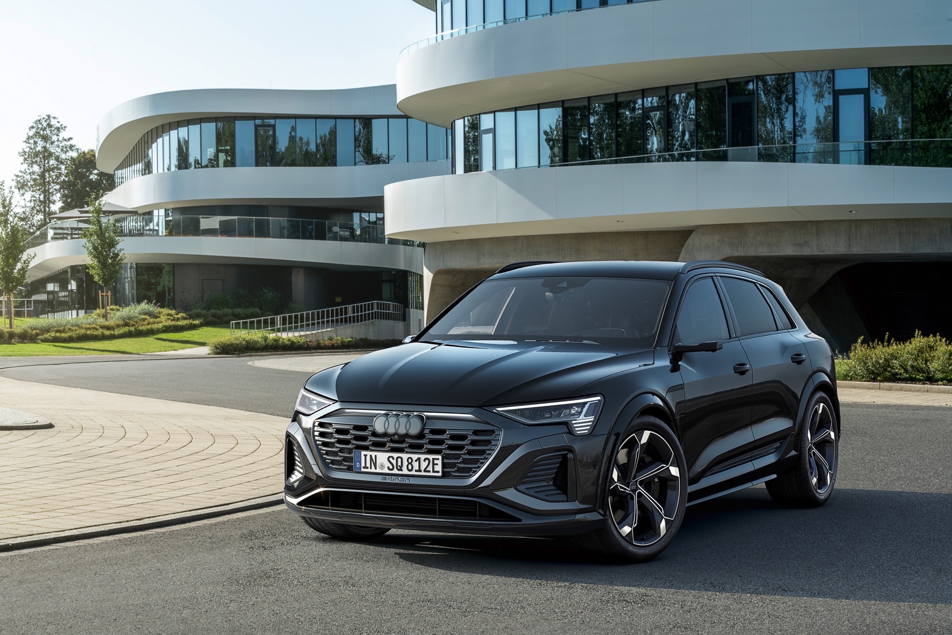 Yeni Audi Q8 e-tron elektrikli SUV, performanslı SQ8 versiyonuyla tanıtıldı