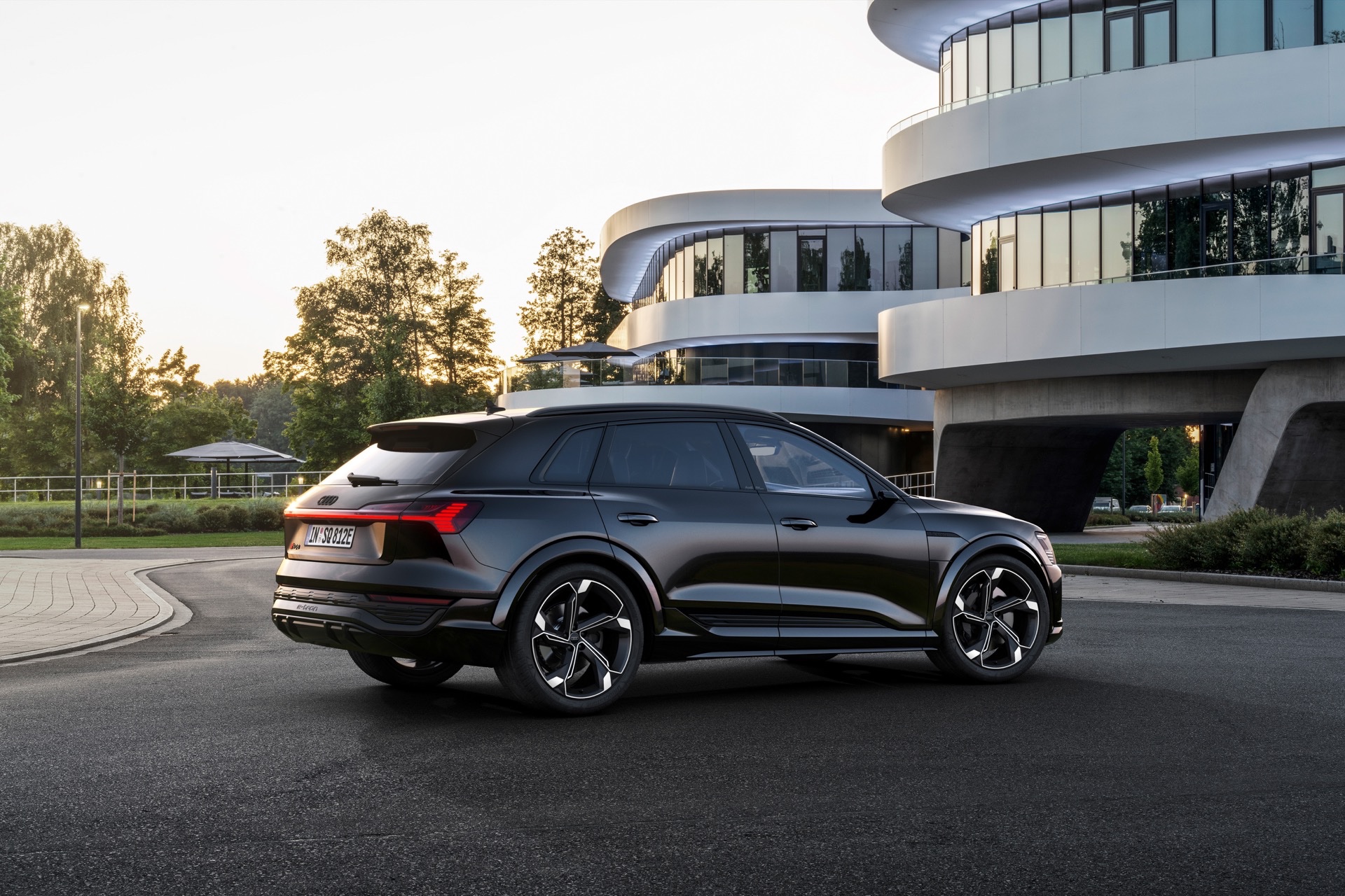 Yeni Audi Q8 e-tron elektrikli SUV, performanslı SQ8 versiyonuyla tanıtıldı