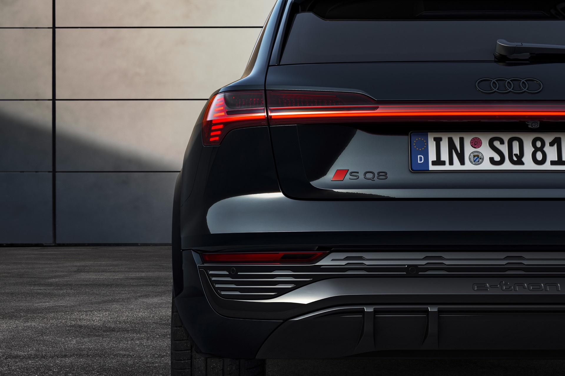 Yeni Audi Q8 e-tron elektrikli SUV, performanslı SQ8 versiyonuyla tanıtıldı