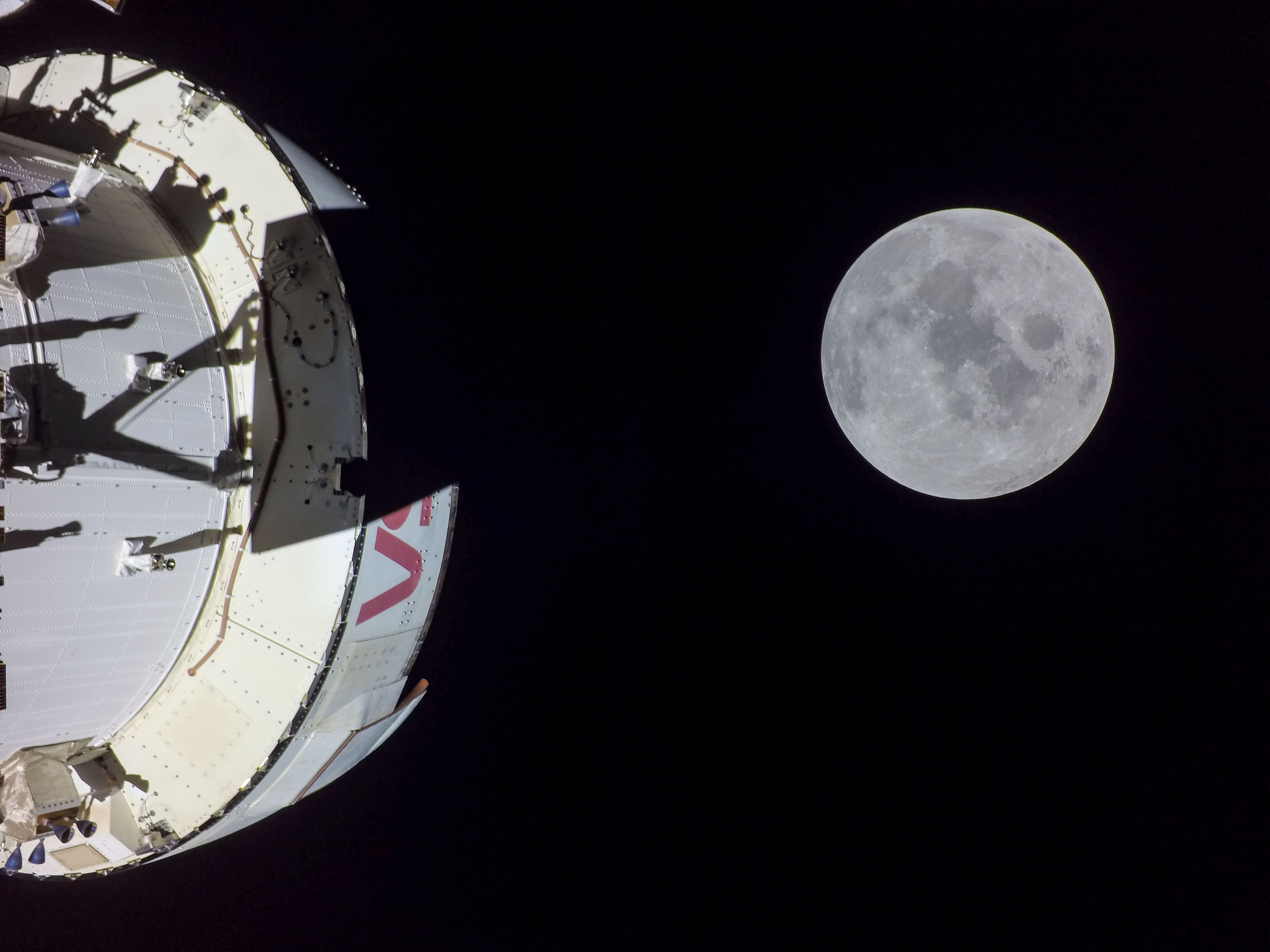 NASA, Ay’ın yüksek çözünürlüklü çarpıcı fotoğraflarını yayınladı