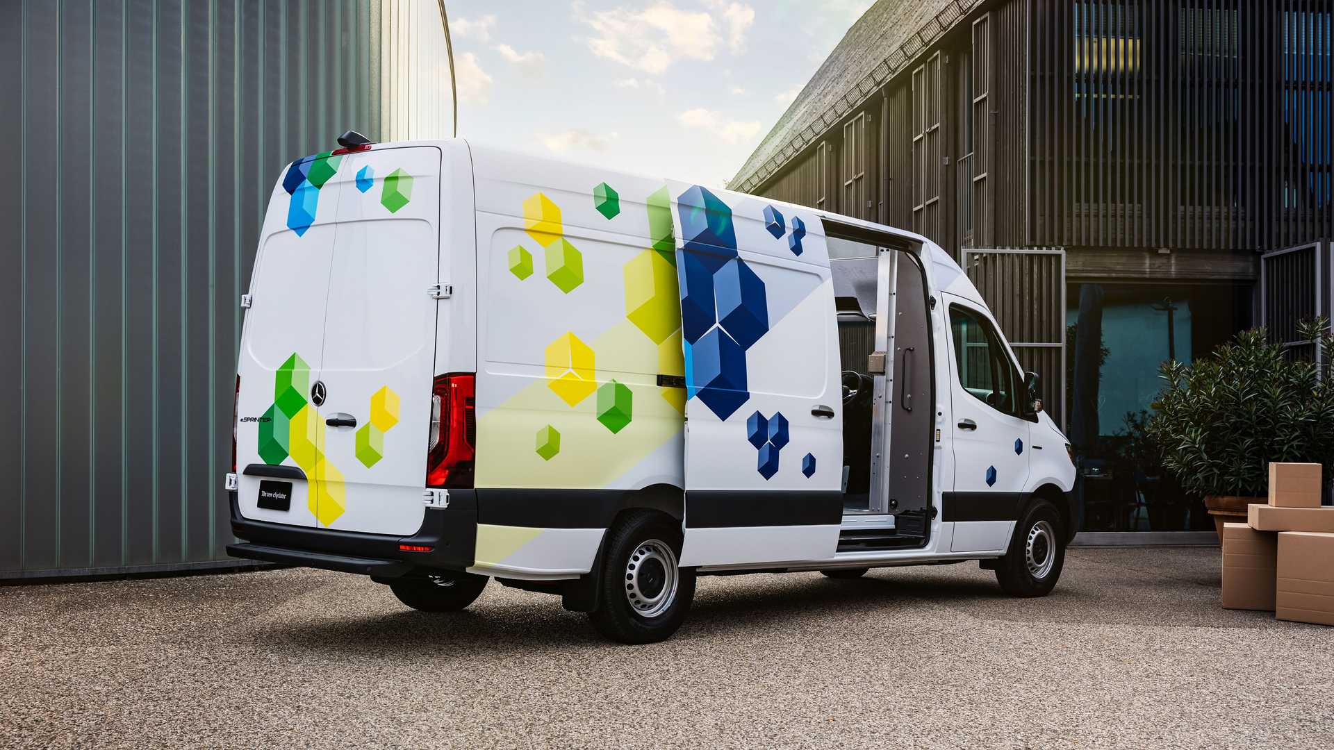 2024 Mercedes eSprinter, yeni motoru ve bataryaları ile tanıtıldı