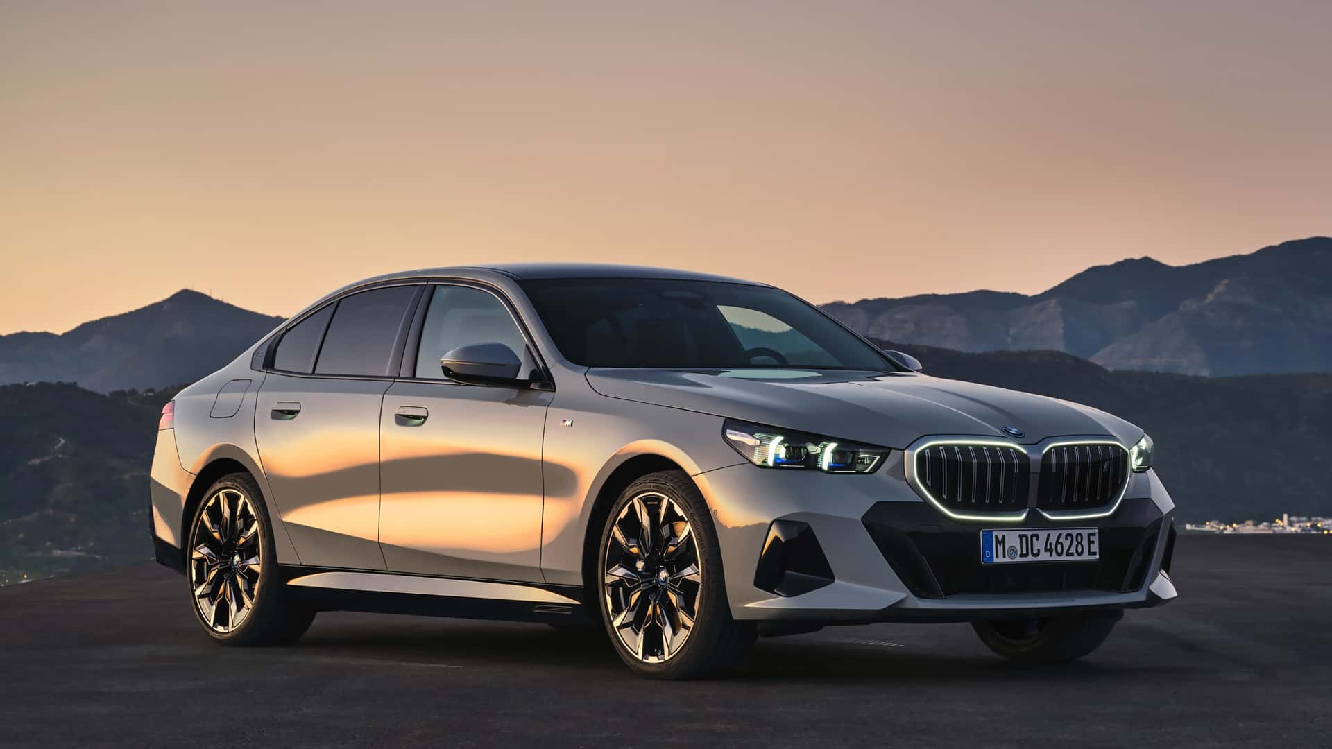 Yeni BMW 5 Serisi, tam elektrikli BMW i5 ile birlikte tanıtıldı