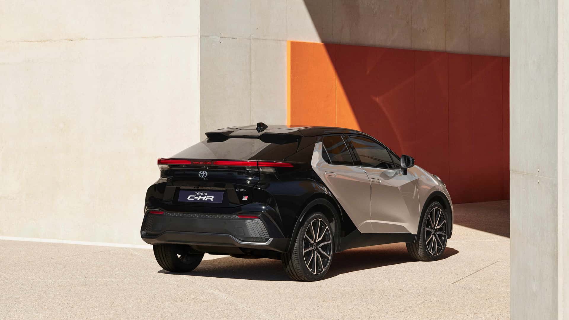 Yeni 2024 Toyota C-HR tanıtıldı: Şarj edilebilir hibrit sisteme sahip ilk yerli üretim otomobil