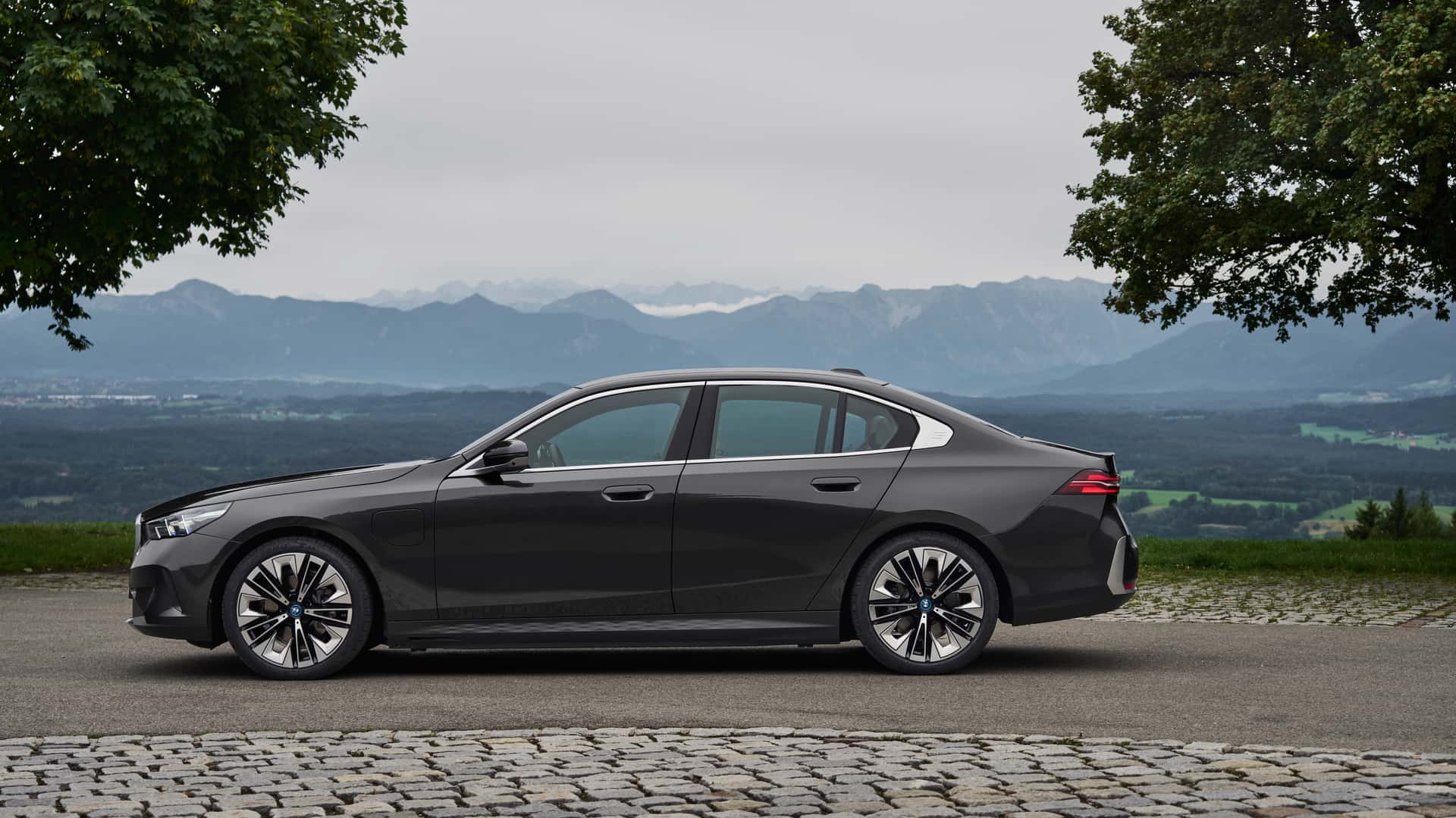 Yeni BMW 5 Serisi'ne elektrik takviyesi: 530e ve 550e xDrive