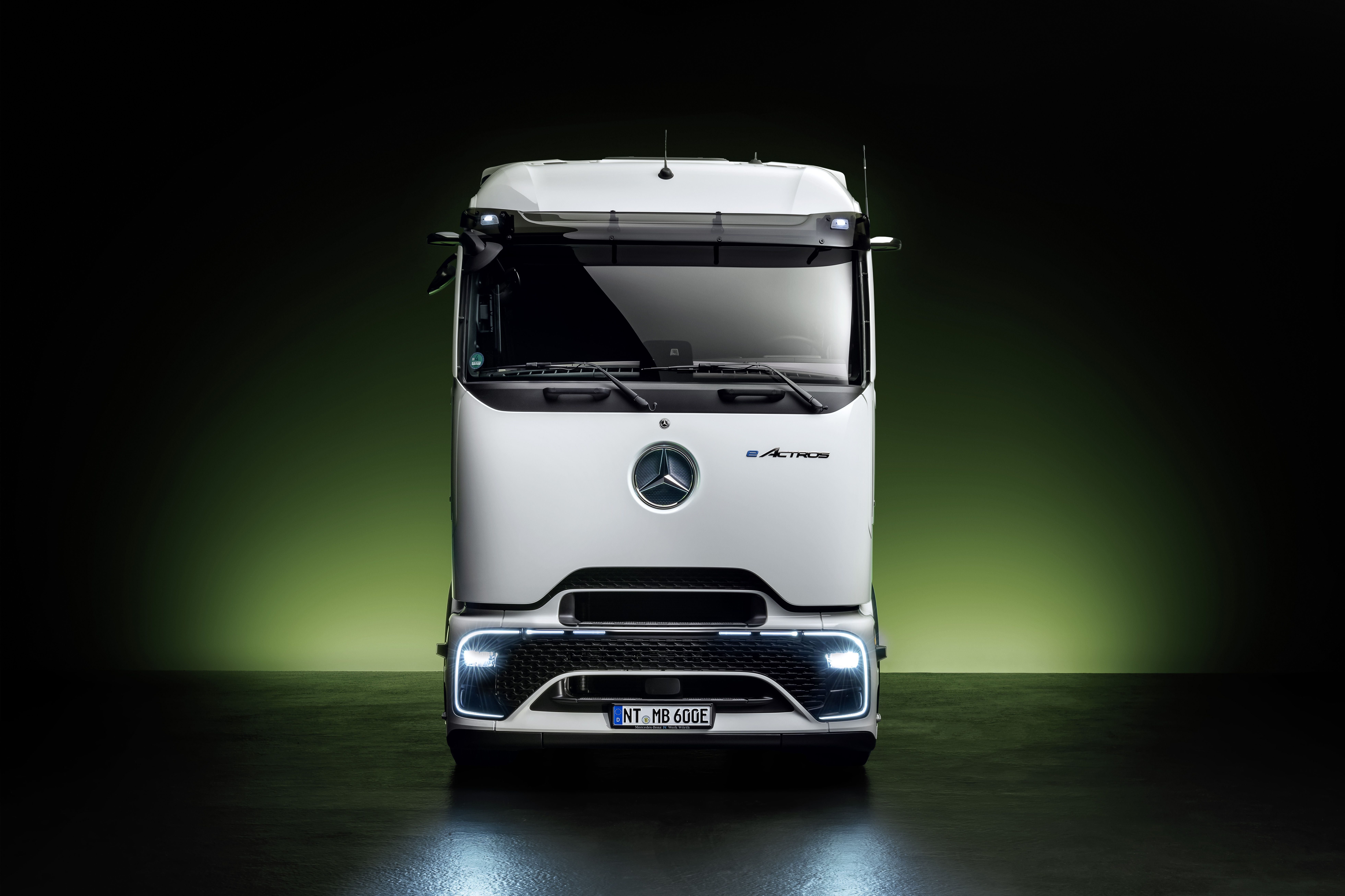 Mercedes, yeni ağır sınıf elektrikli çekicisi eActros 600'ü tanıttı