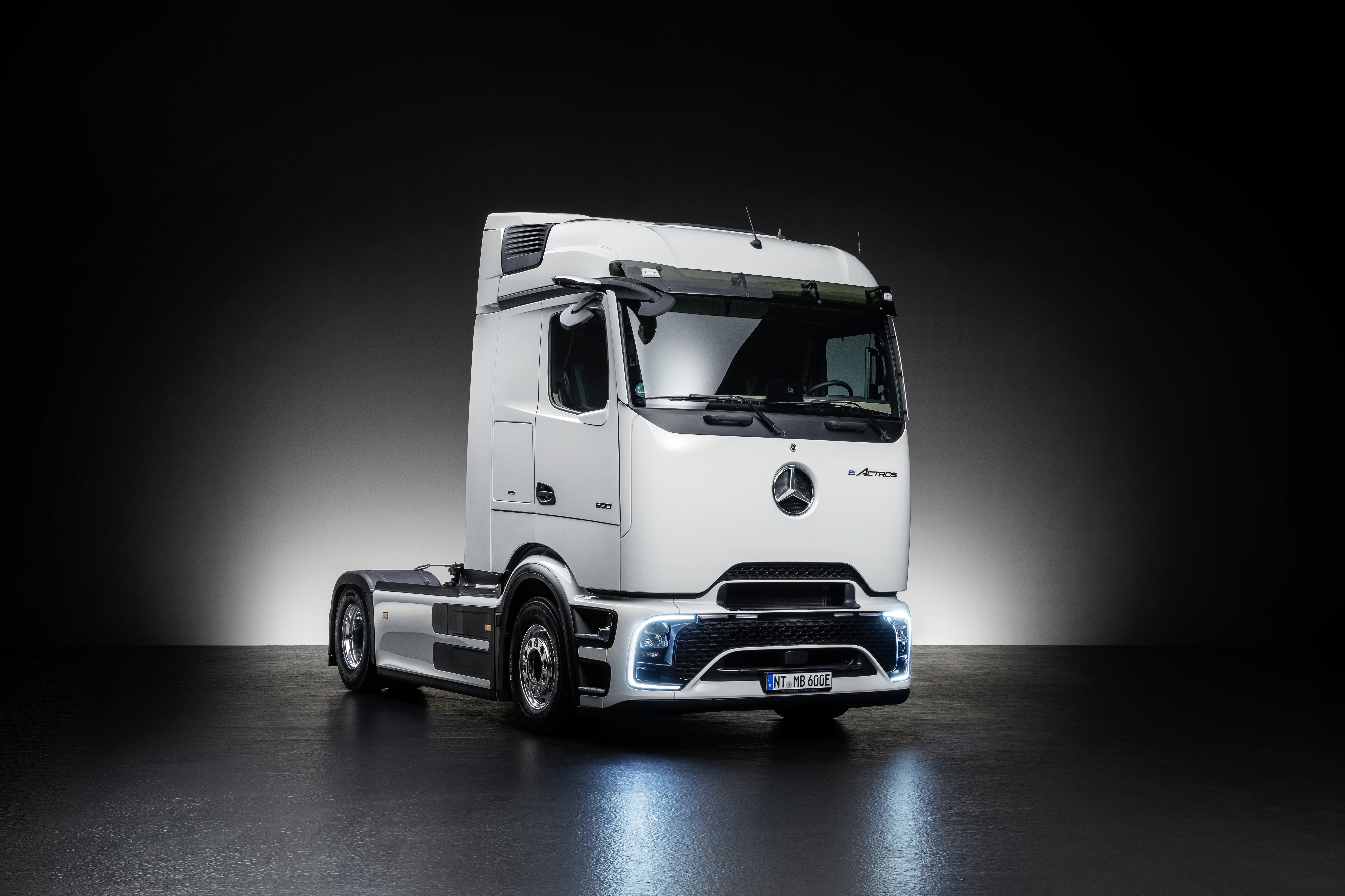 Mercedes, yeni ağır sınıf elektrikli çekicisi eActros 600'ü tanıttı