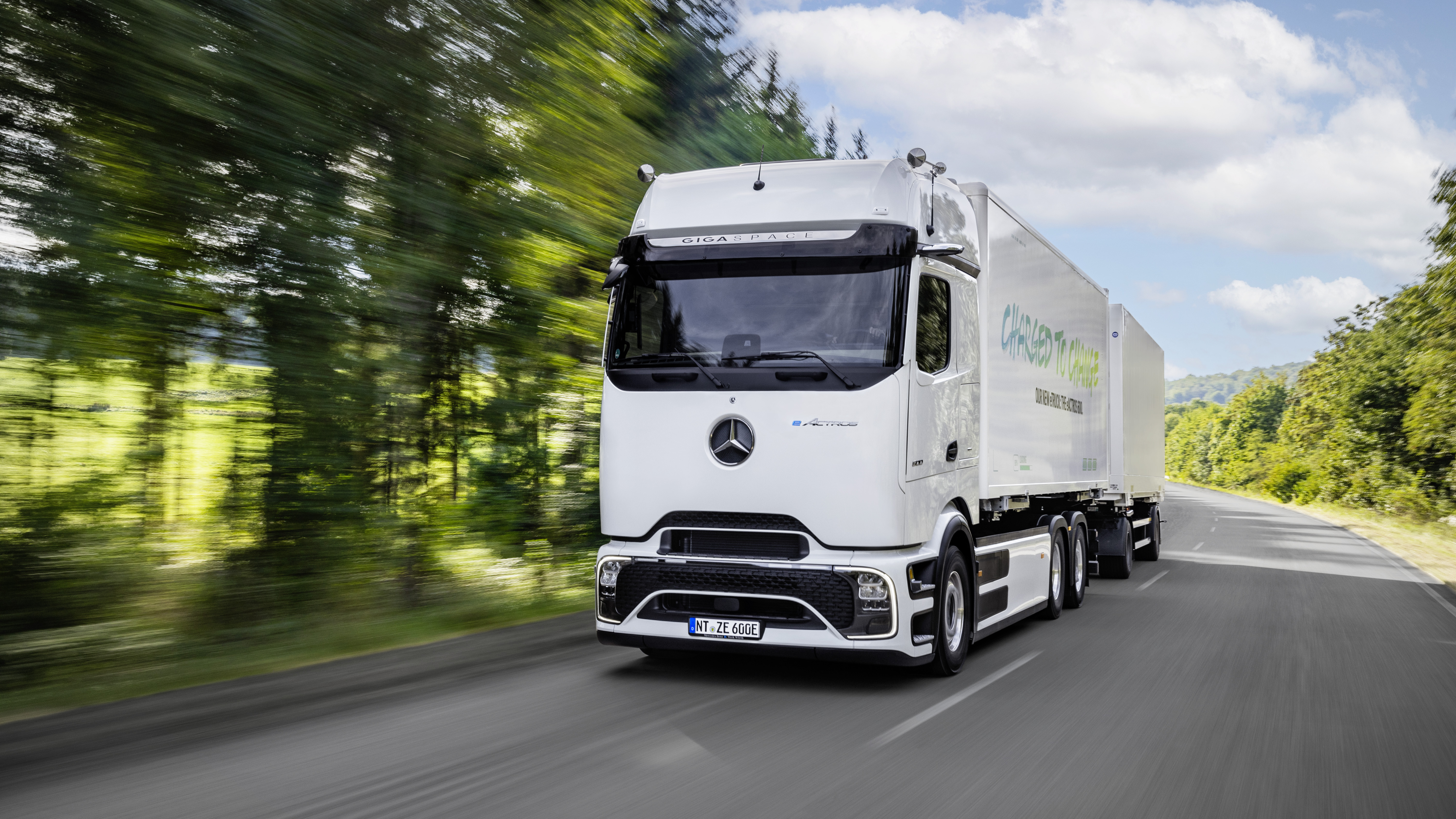 Mercedes, yeni ağır sınıf elektrikli çekicisi eActros 600'ü tanıttı