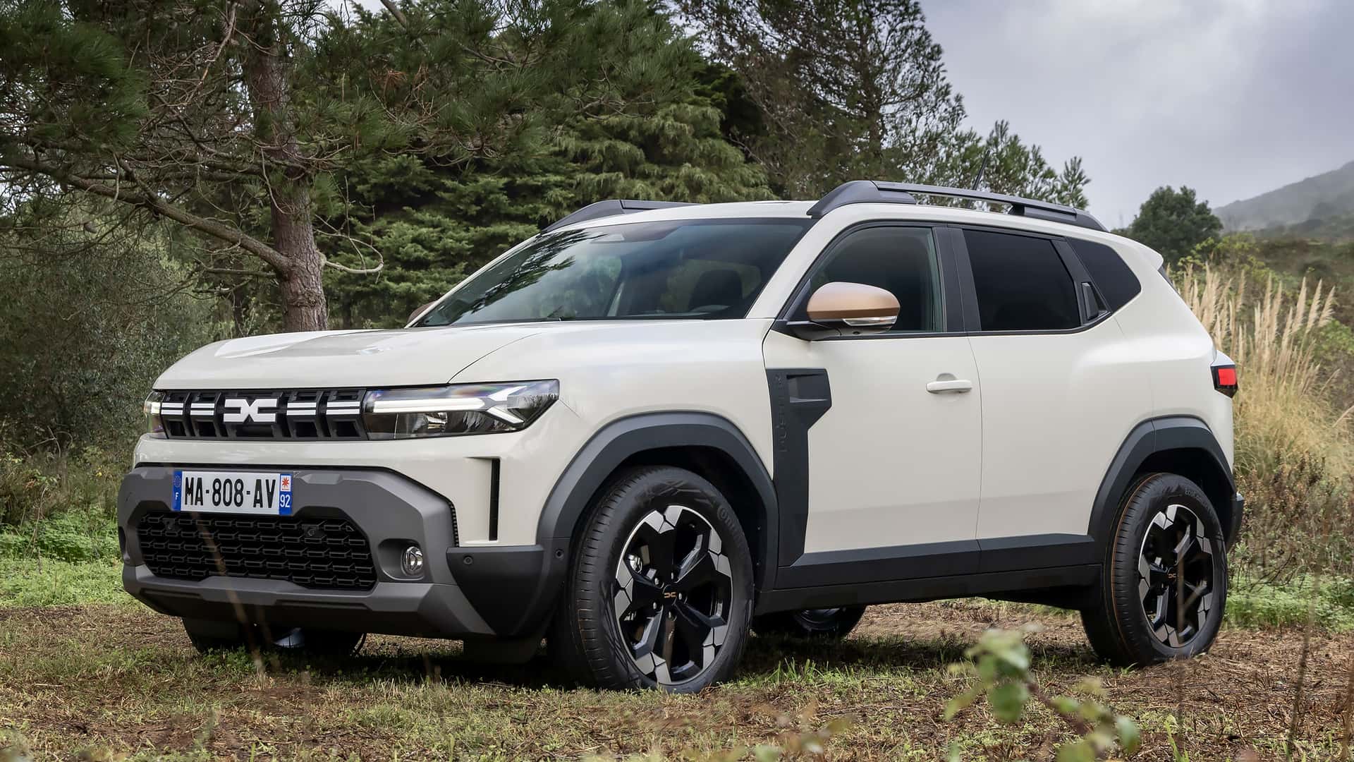 Yeni 2024 Dacia Duster tanıtıldı: Hibrit ve LPG'li motorlarla geliyor