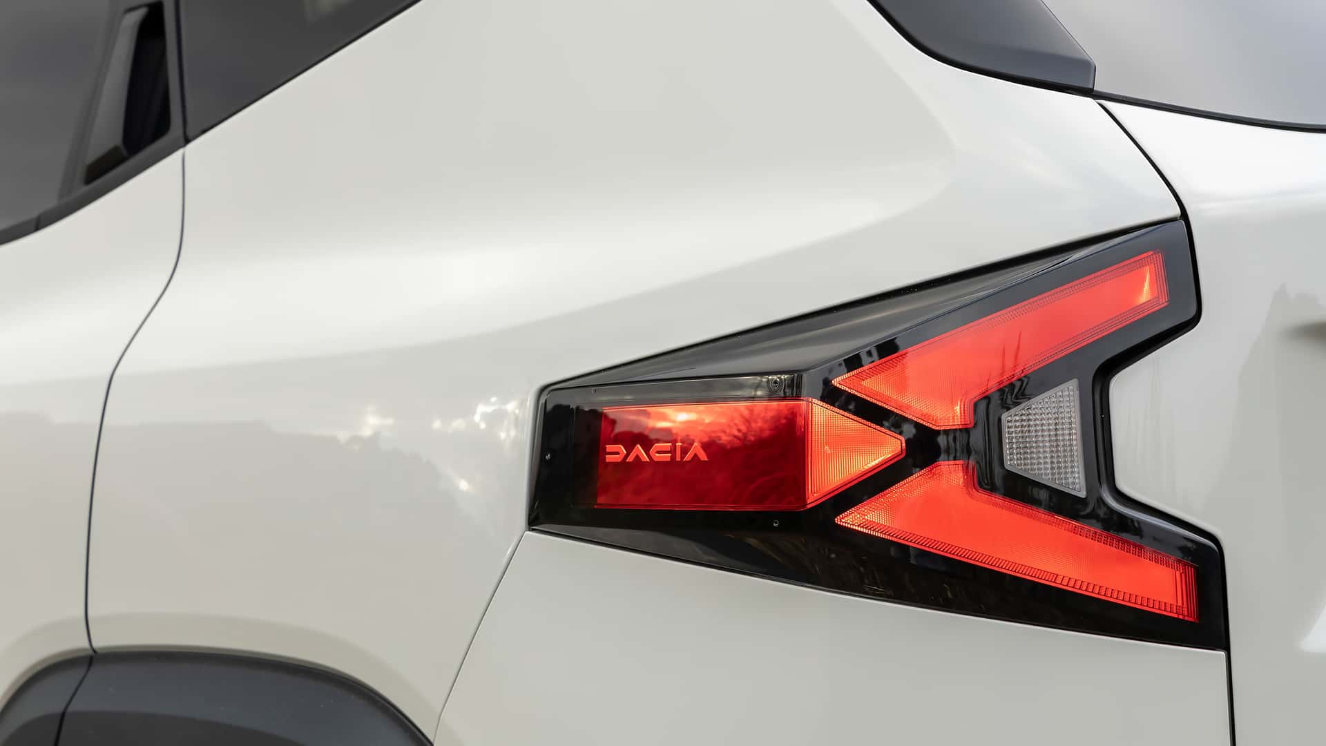 Yeni 2024 Dacia Duster tanıtıldı: Hibrit ve LPG'li motorlarla geliyor