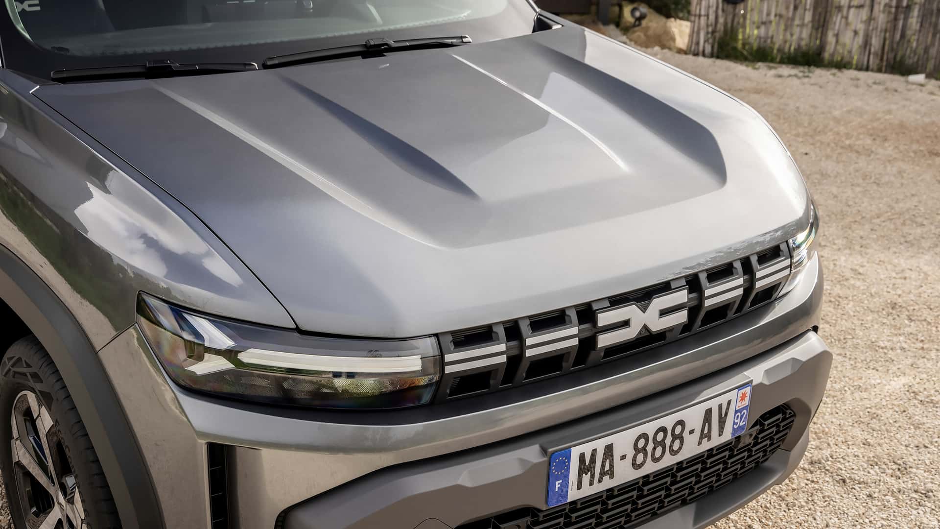 Yeni 2024 Dacia Duster tanıtıldı: Hibrit ve LPG'li motorlarla geliyor