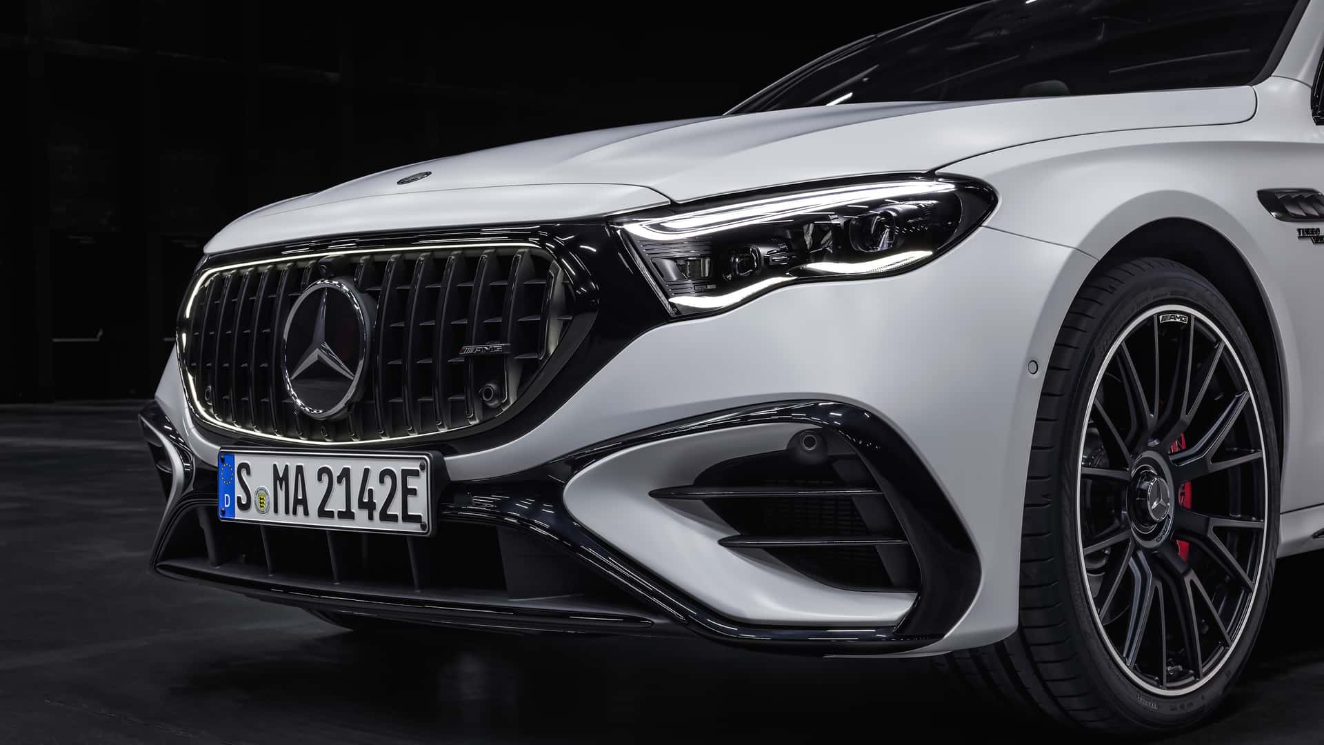 Yeni Mercedes-AMG E53, şarj edilebilir hibrit gücüyle geliyor